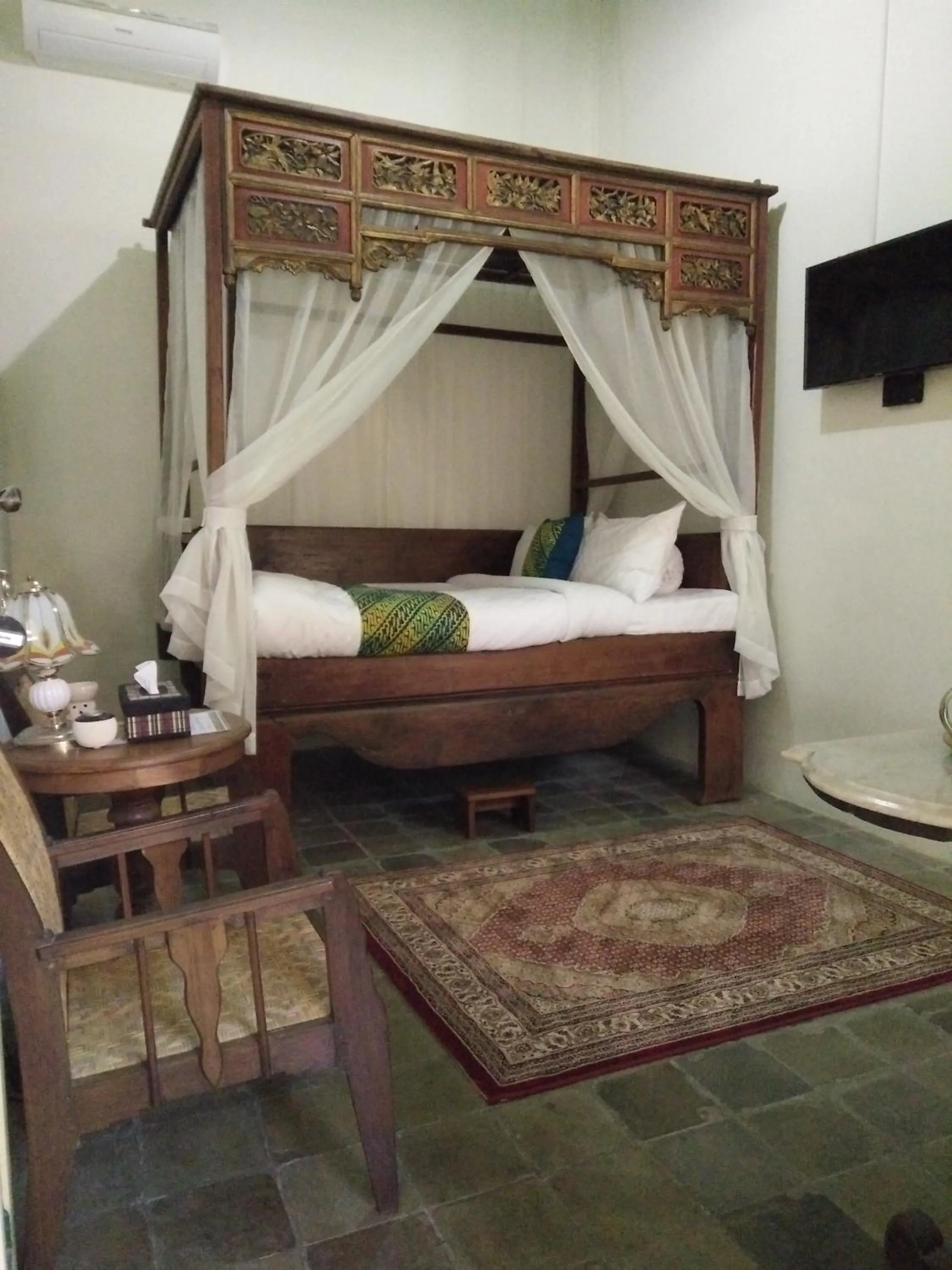 Bed in nDalem Natan Royal Heritage