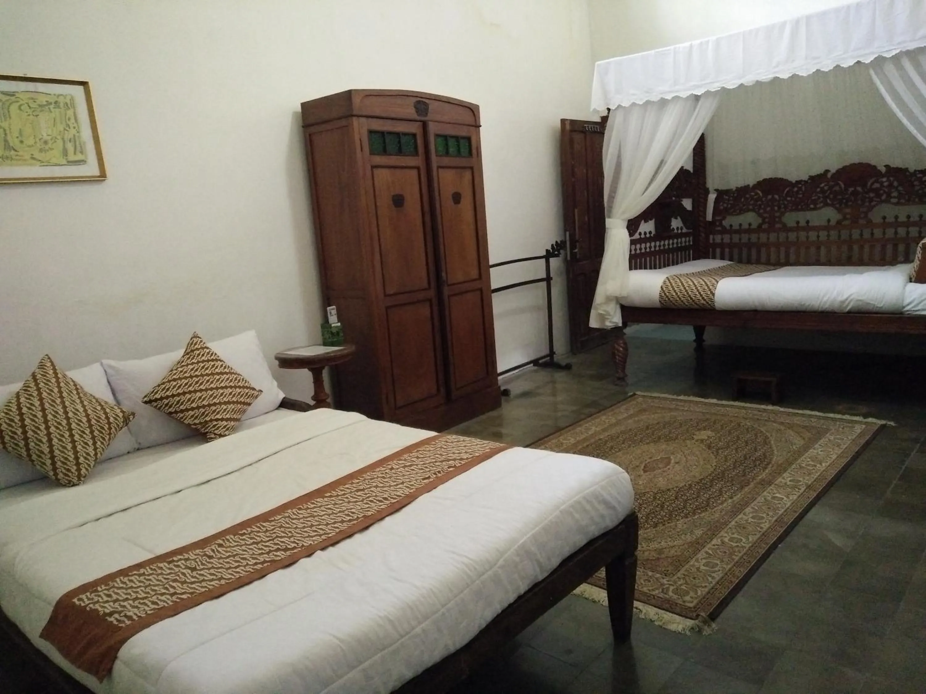 Bed in nDalem Natan Royal Heritage
