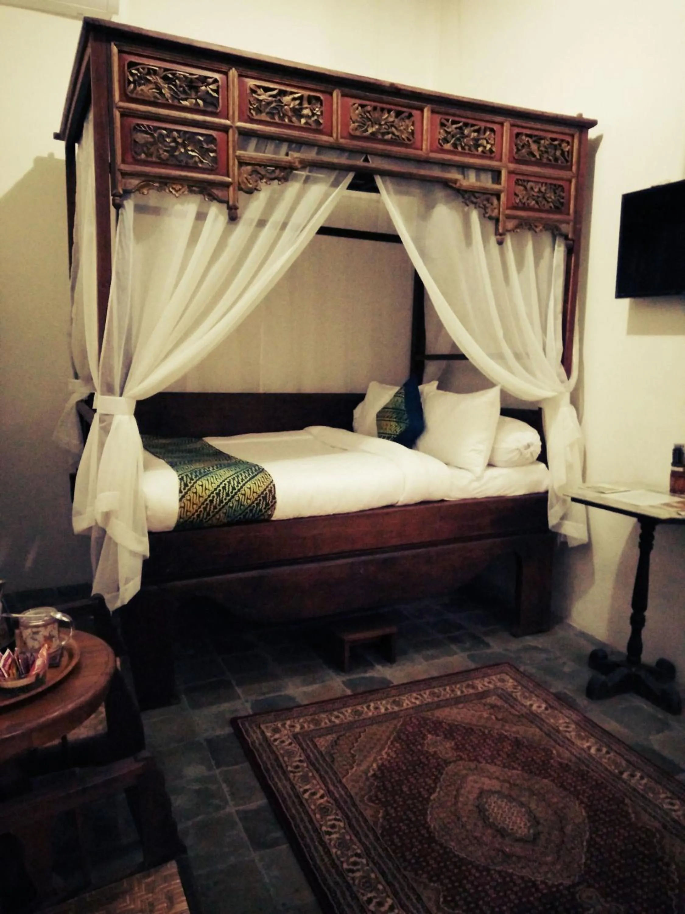 Bed in nDalem Natan Royal Heritage