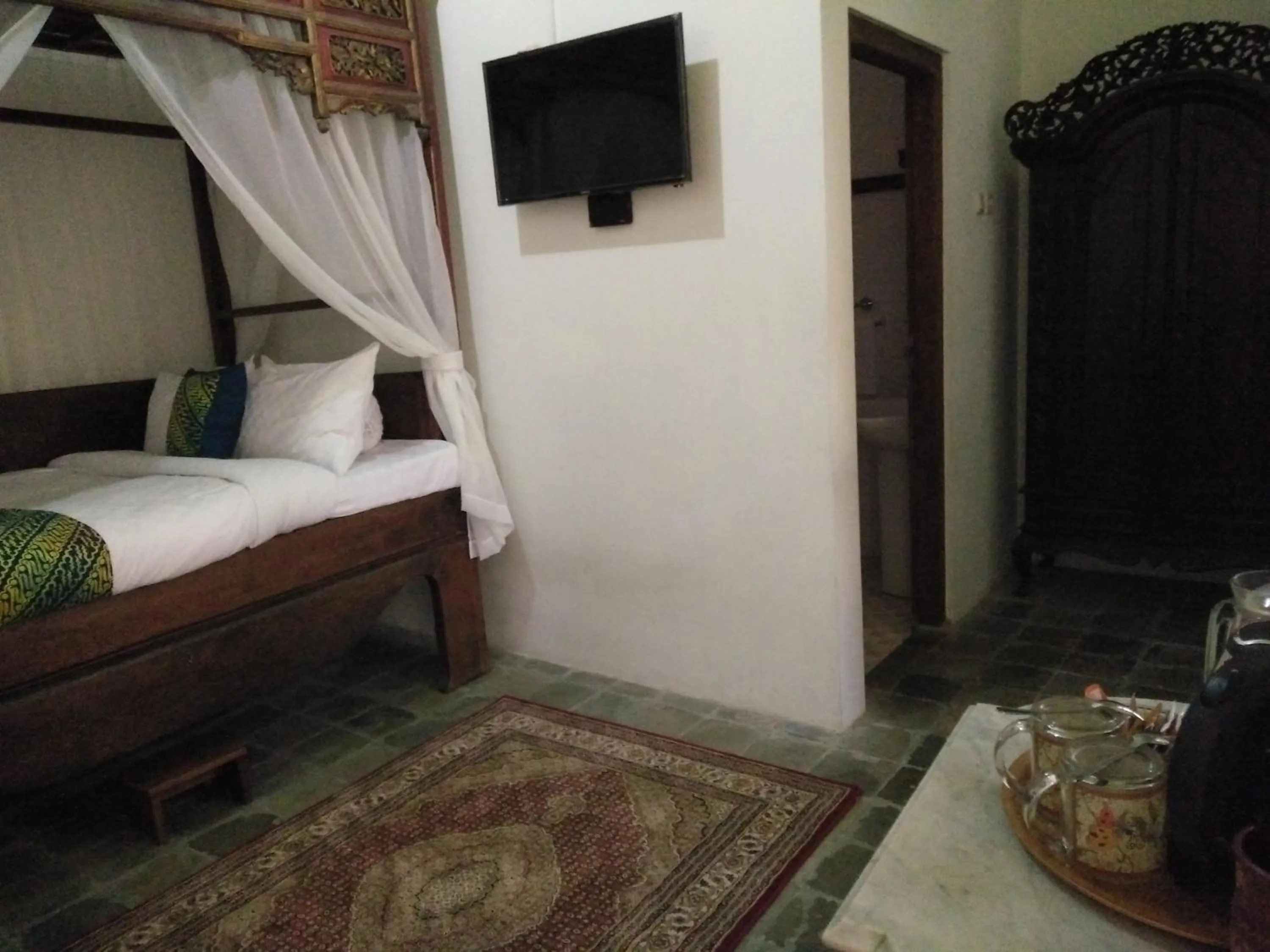 Bed in nDalem Natan Royal Heritage