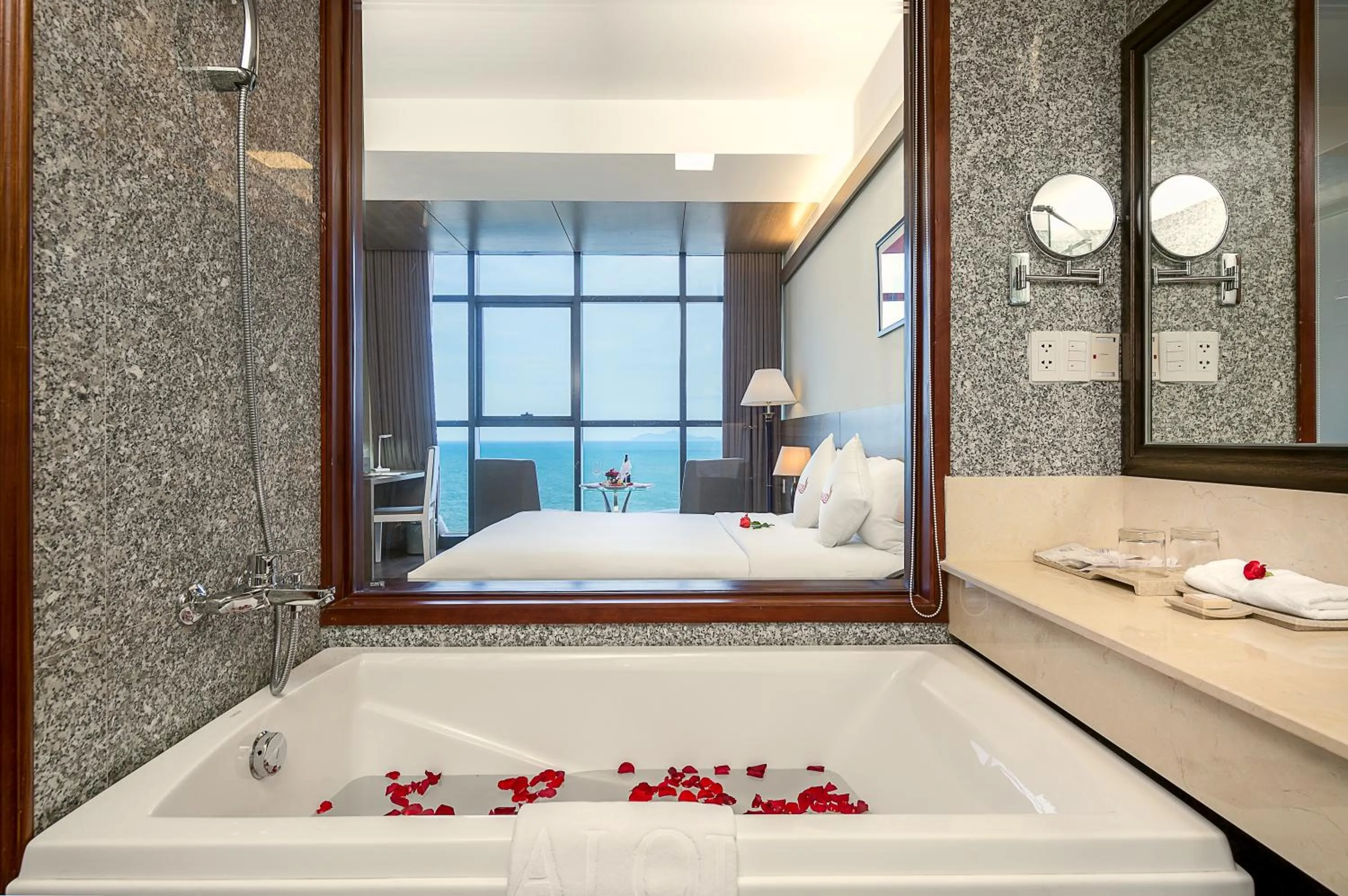 Bathroom, Bed in The Nalod Da Nang