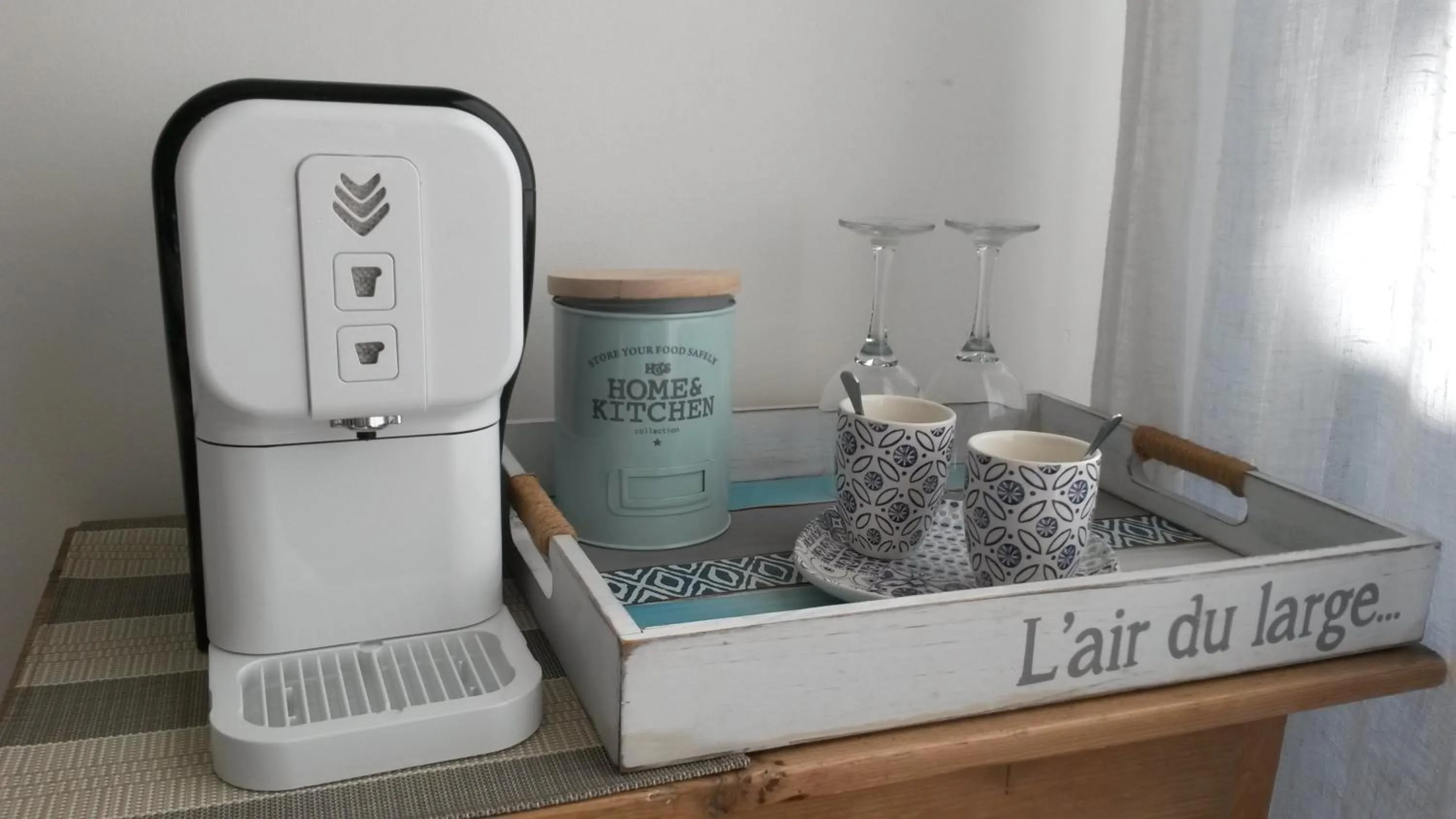 Coffee/tea facilities in Jolie petite suite Côte d'Azur.