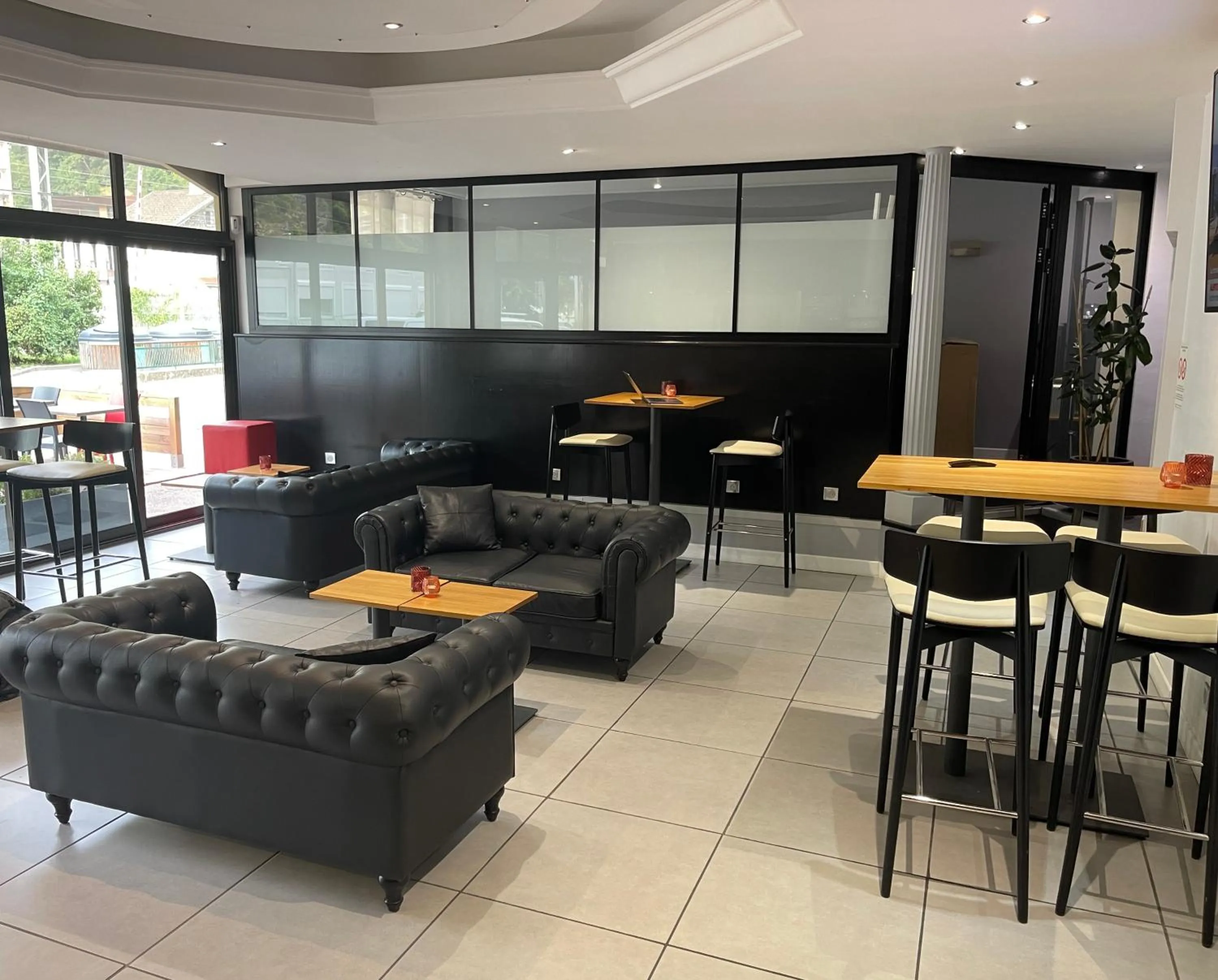 Communal lounge/ TV room in Cit'Hôtel le Welcome