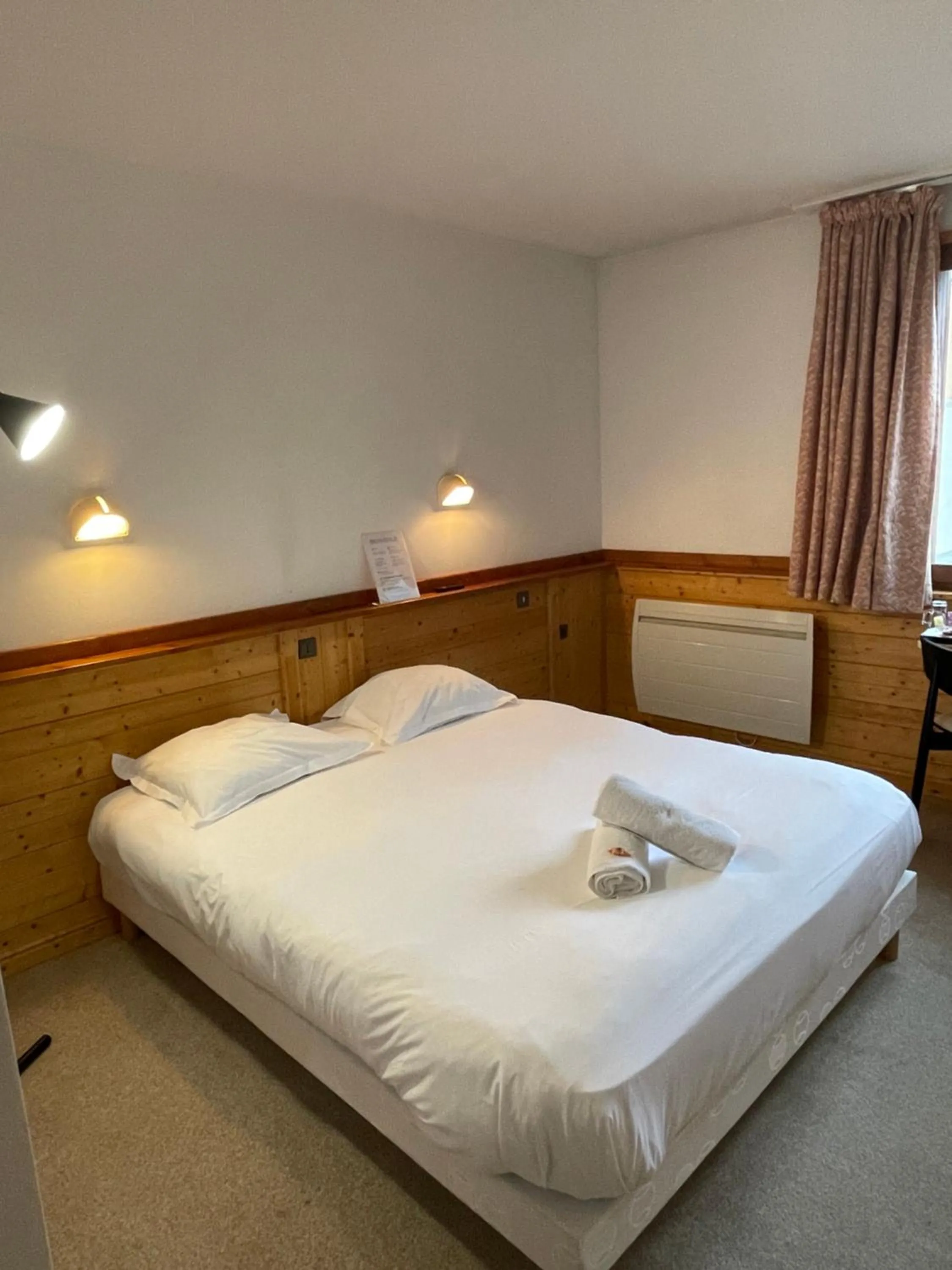 Bedroom in Cit'Hôtel le Welcome