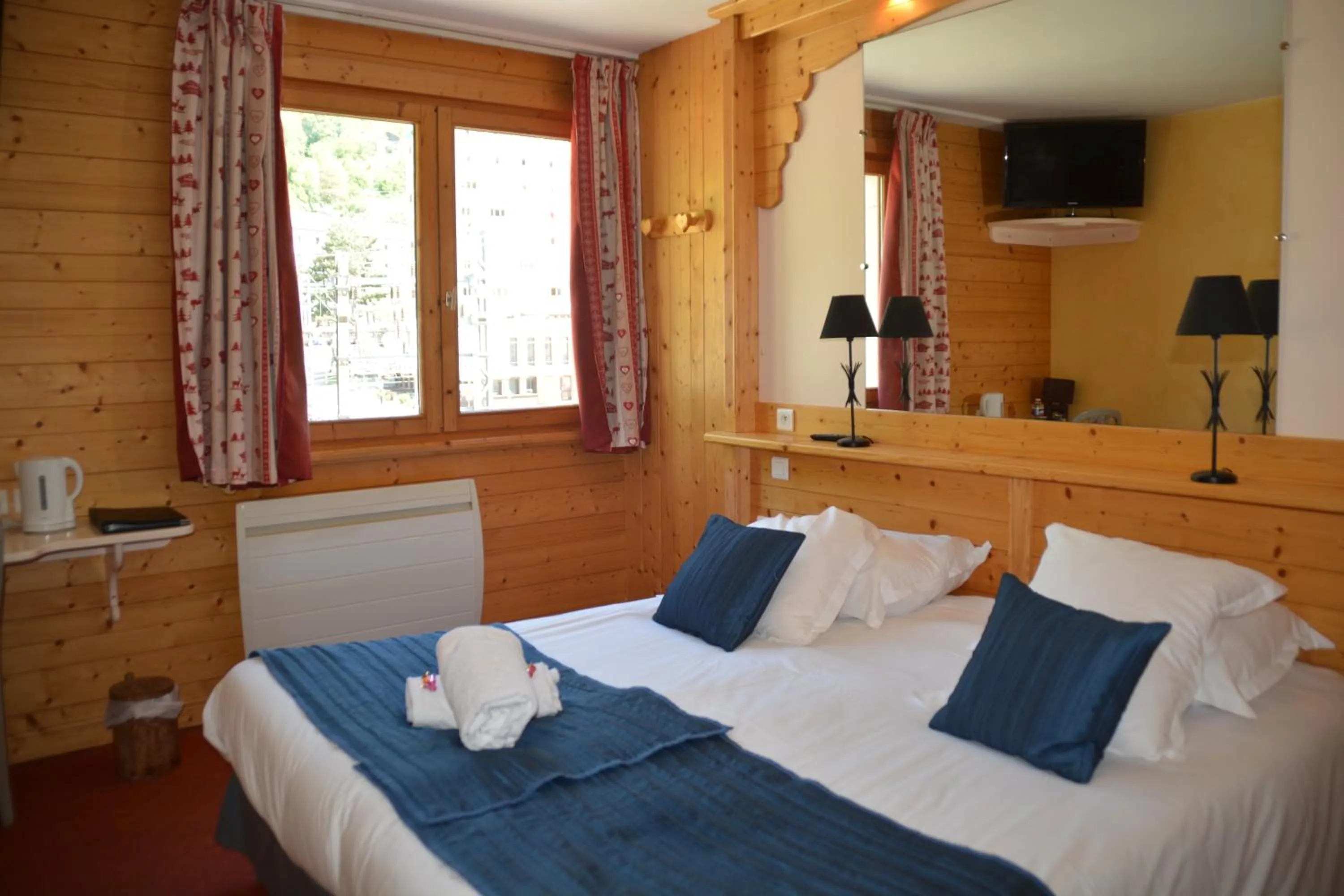 Bedroom in Cit'Hôtel le Welcome