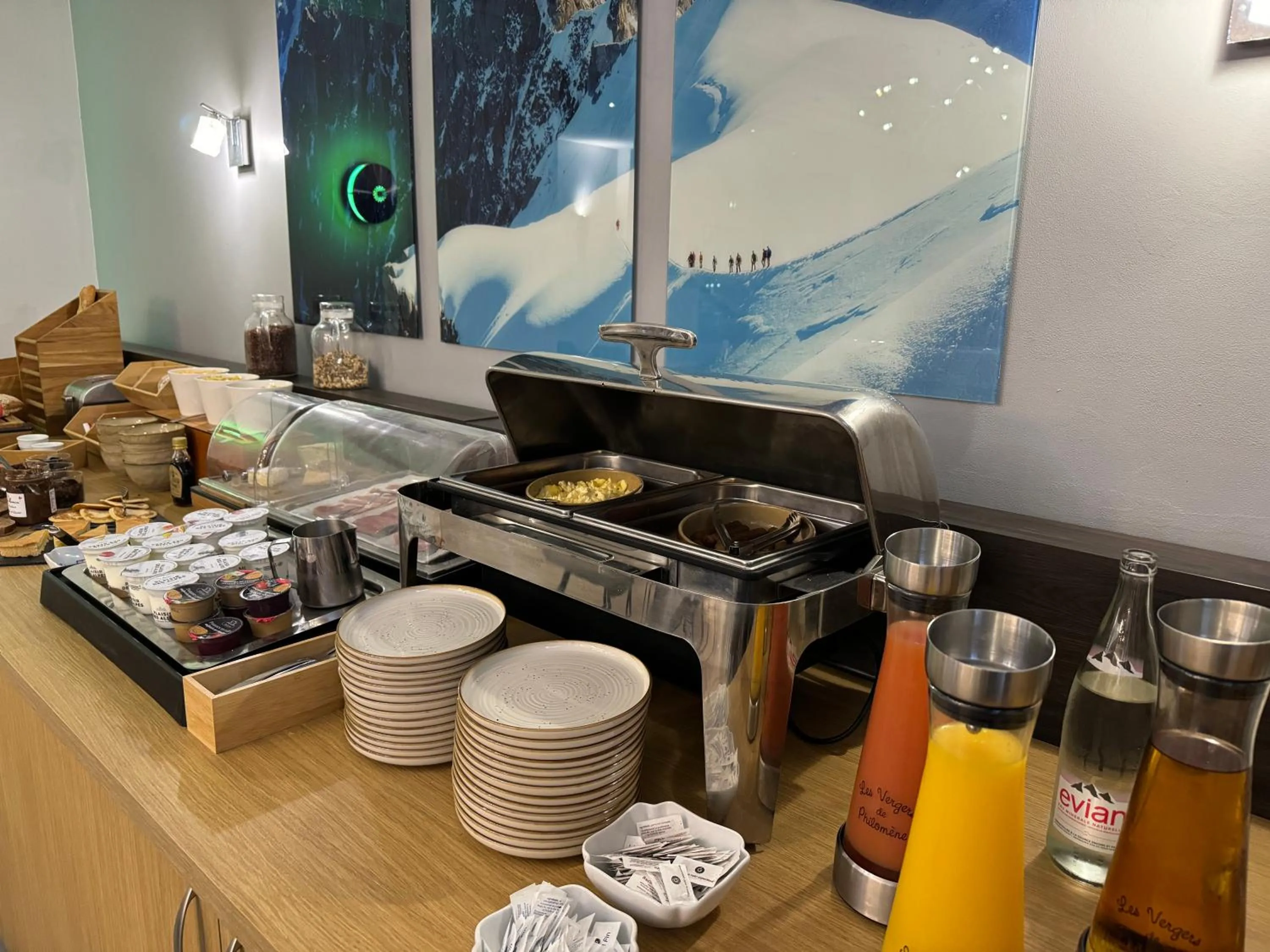 Buffet breakfast in Cit'Hôtel le Welcome