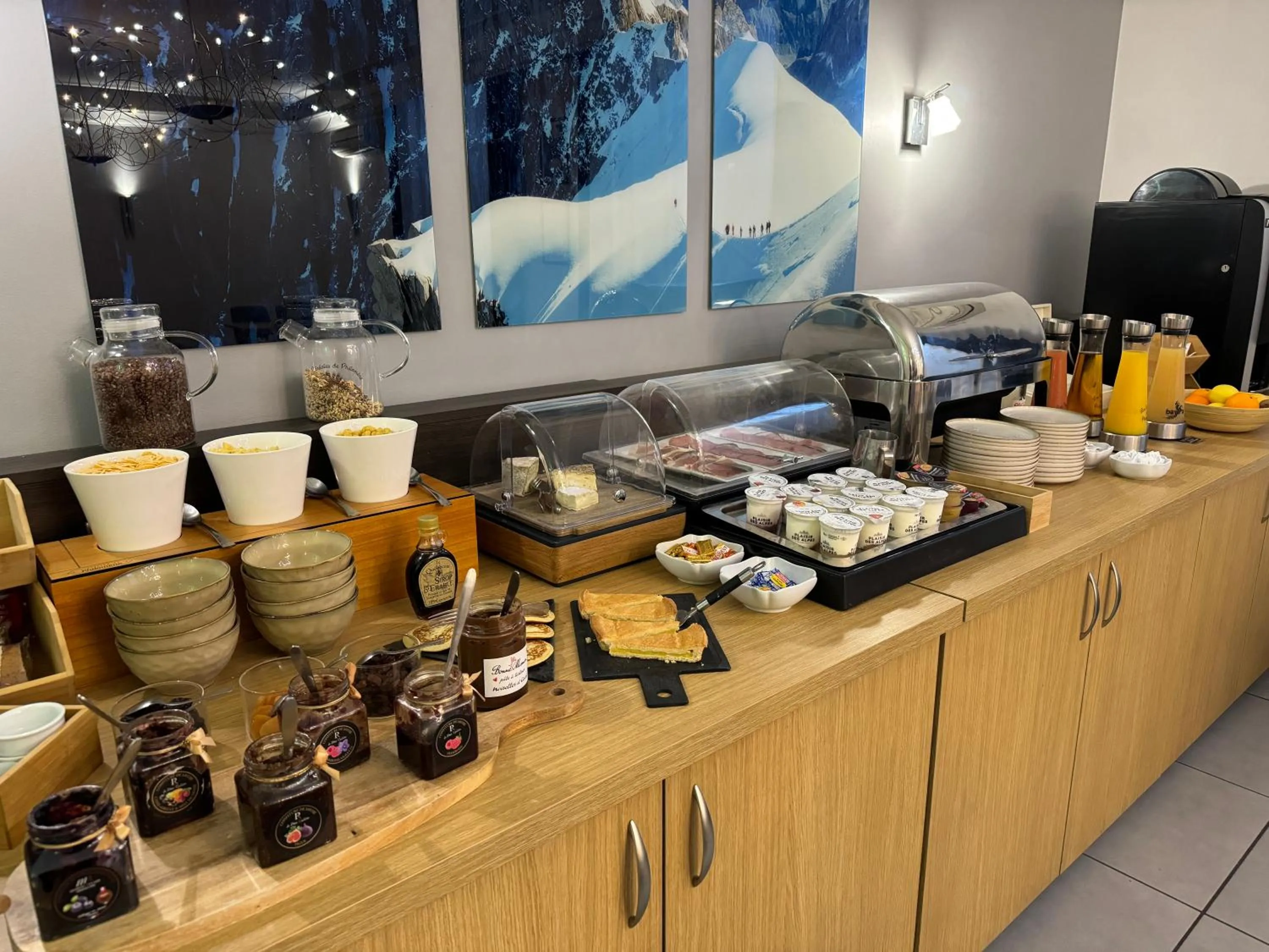 Buffet breakfast in Cit'Hôtel le Welcome