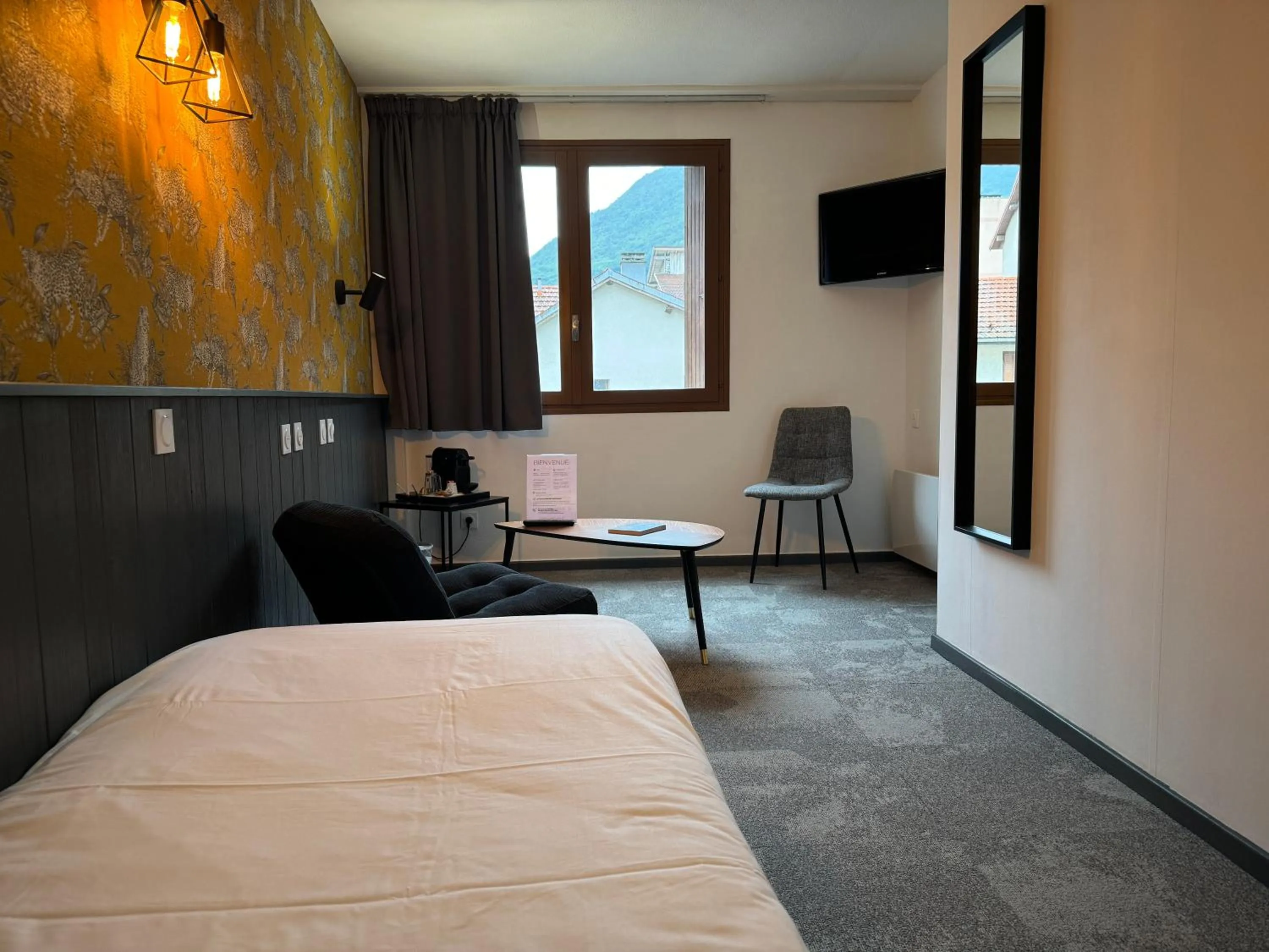 Bedroom in Cit'Hôtel le Welcome