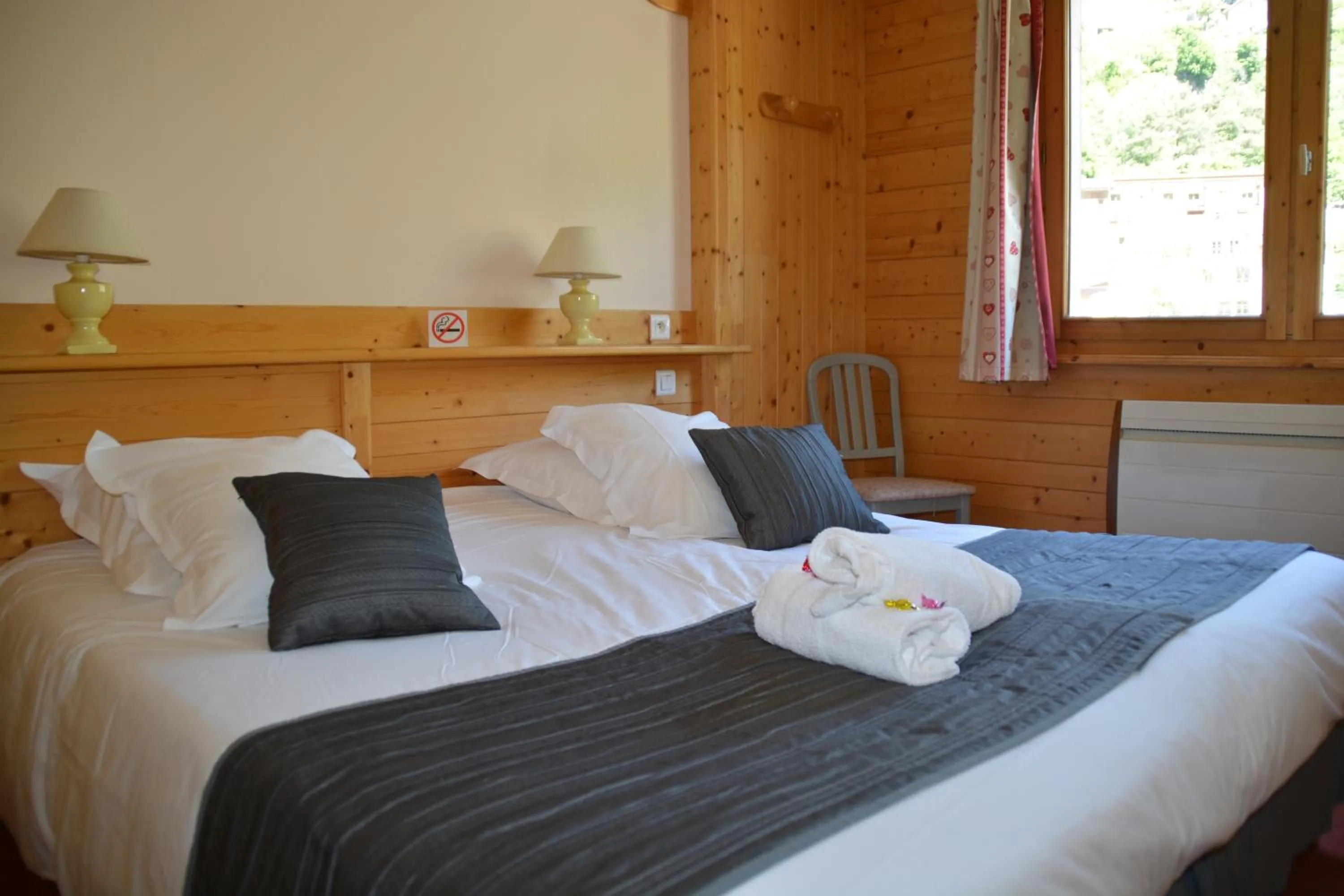 Bedroom in Cit'Hôtel le Welcome