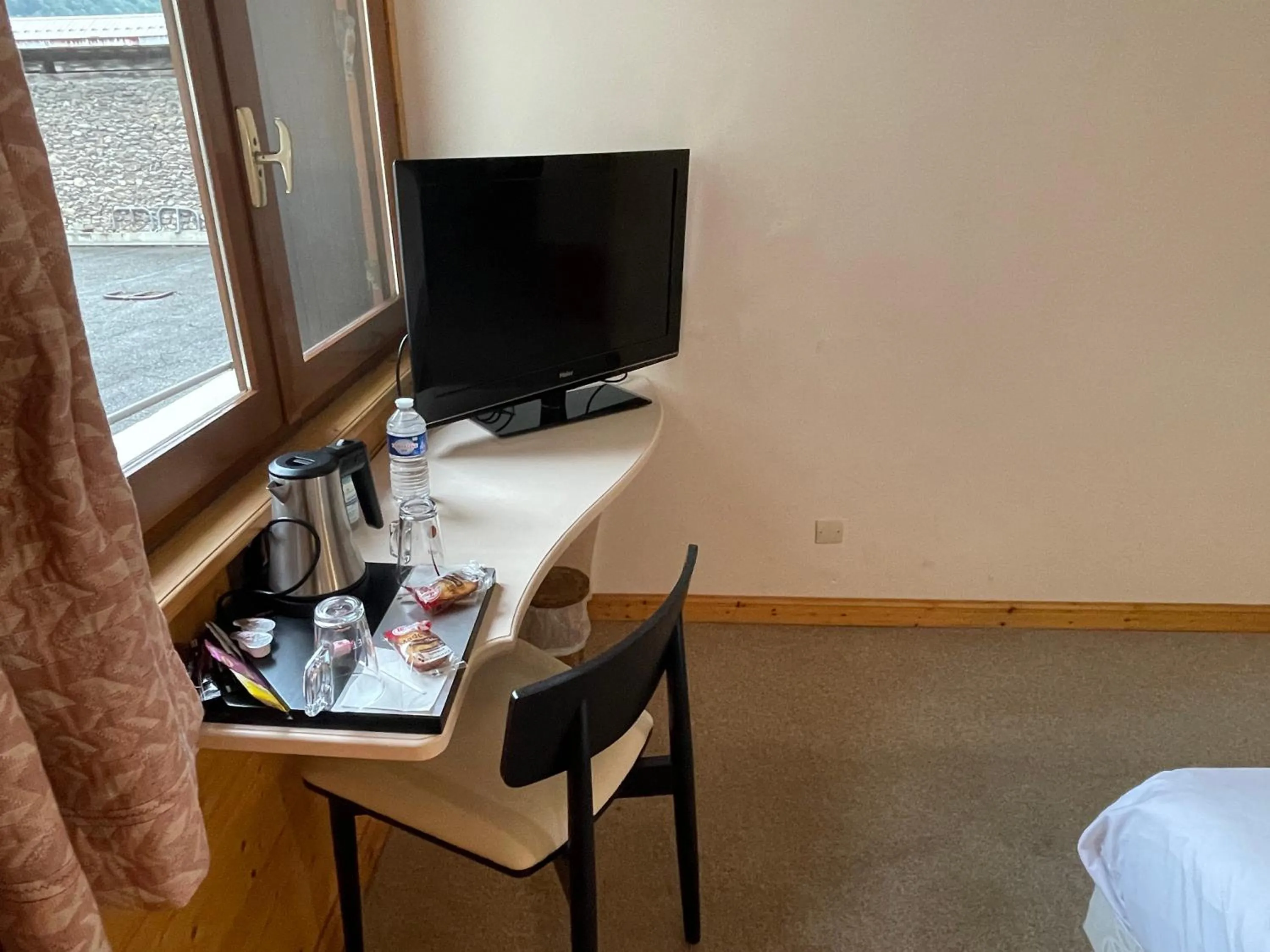 Coffee/tea facilities in Cit'Hôtel le Welcome