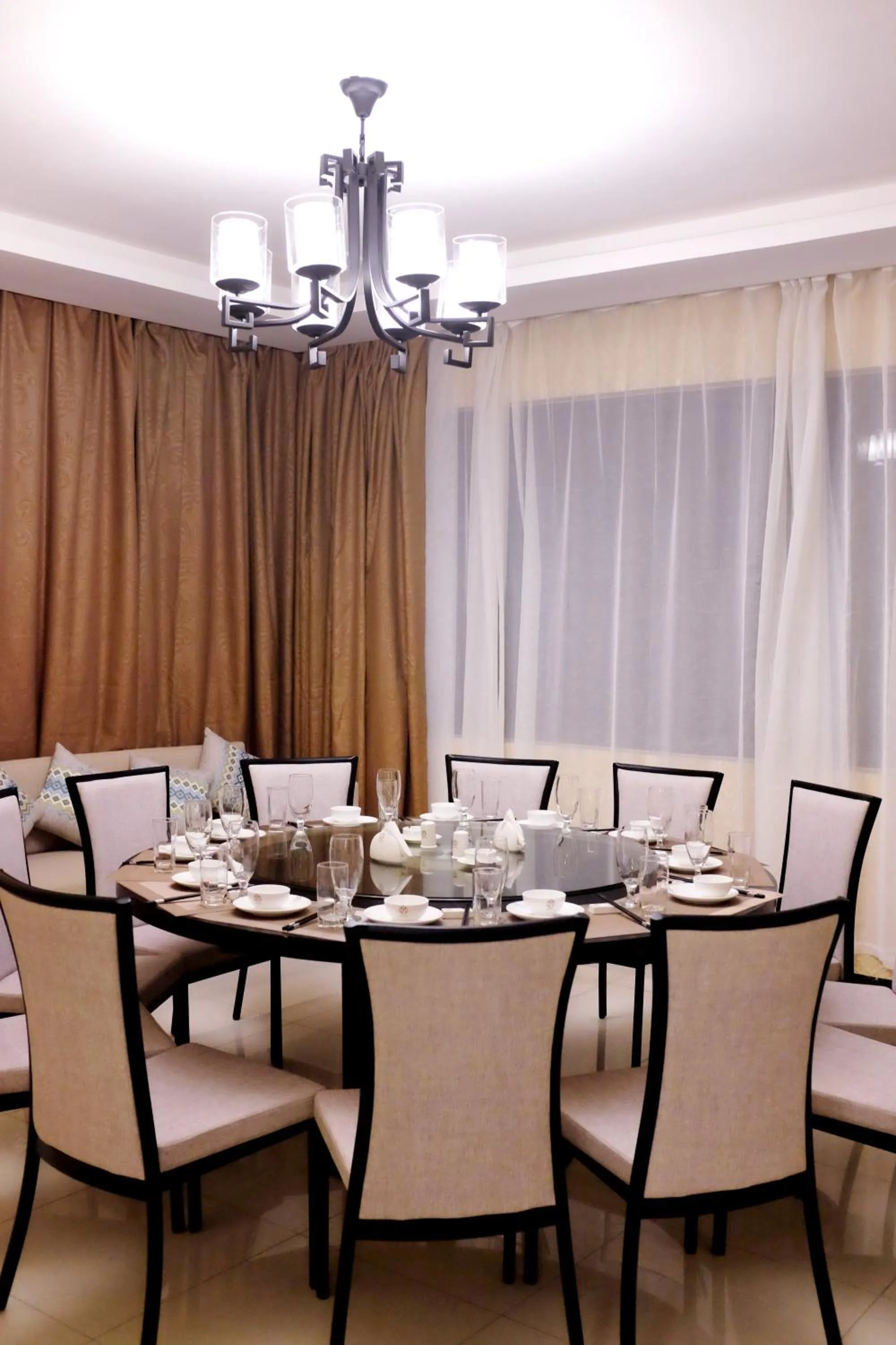 Restaurant/places to eat in Dmall Hotel