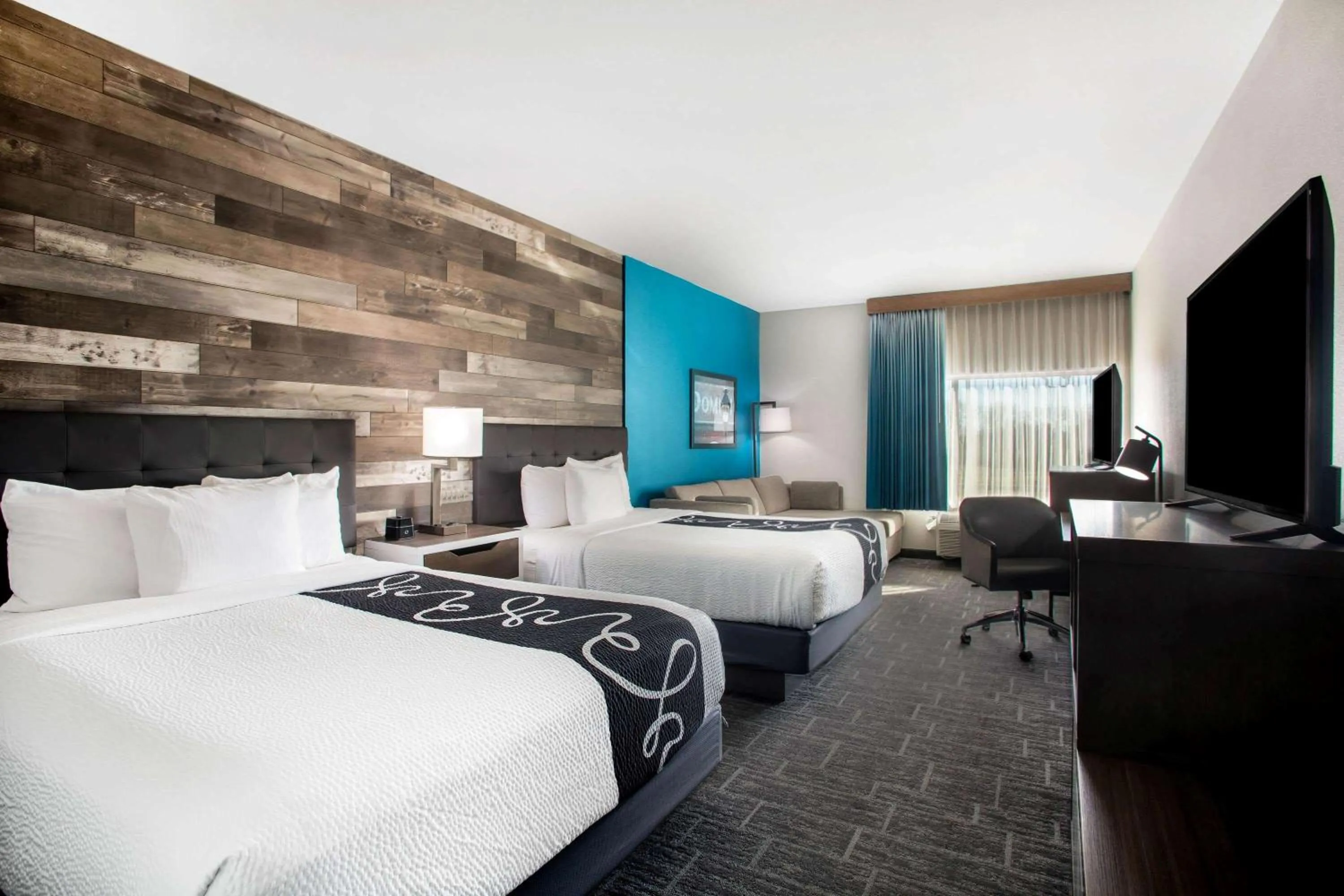 Photo of the whole room, Bed in La Quinta by Wyndham Pittsburg