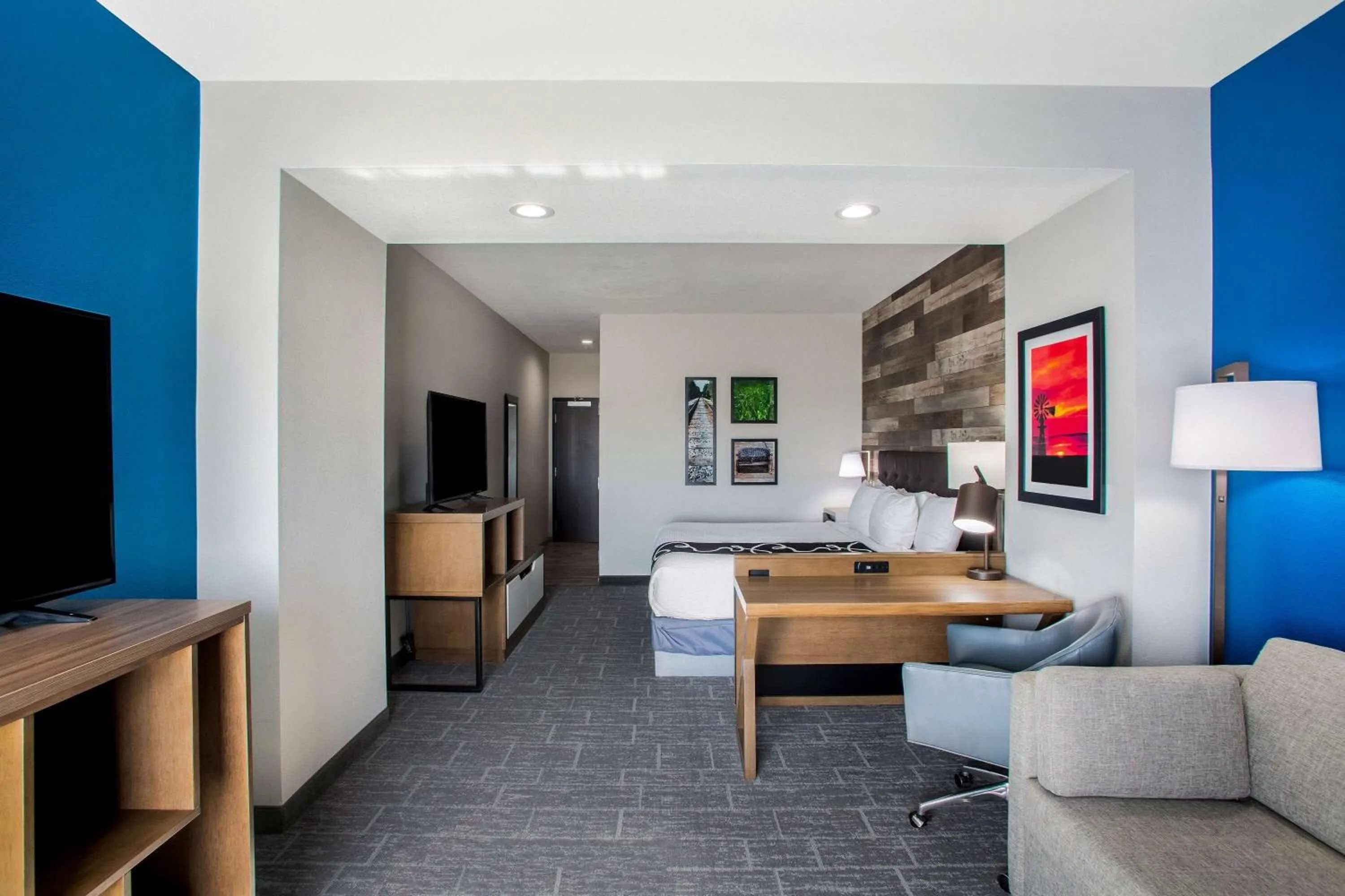 Photo of the whole room, Bed in La Quinta by Wyndham Pittsburg