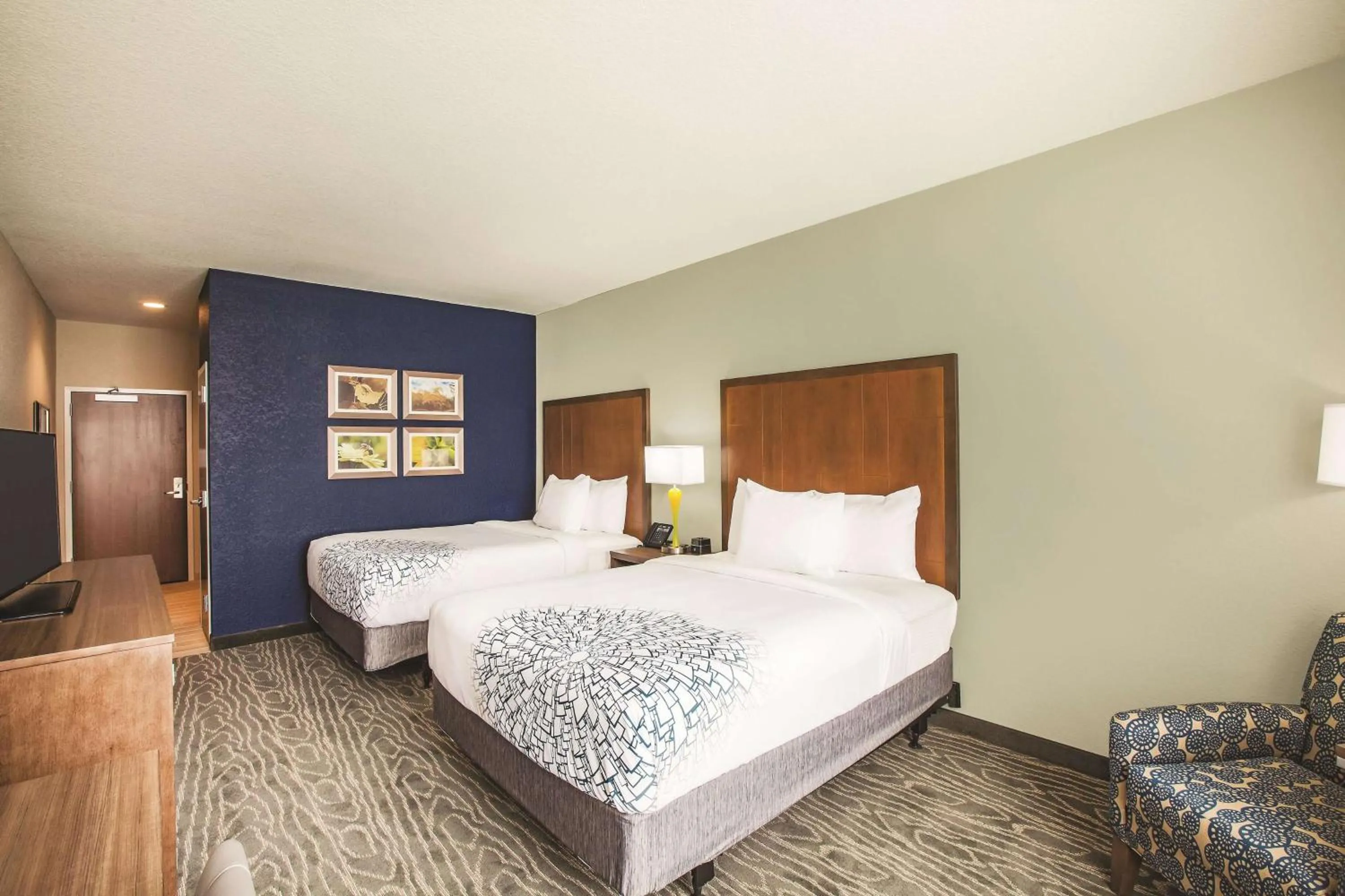 Photo of the whole room, Bed in La Quinta by Wyndham Wichita Northeast