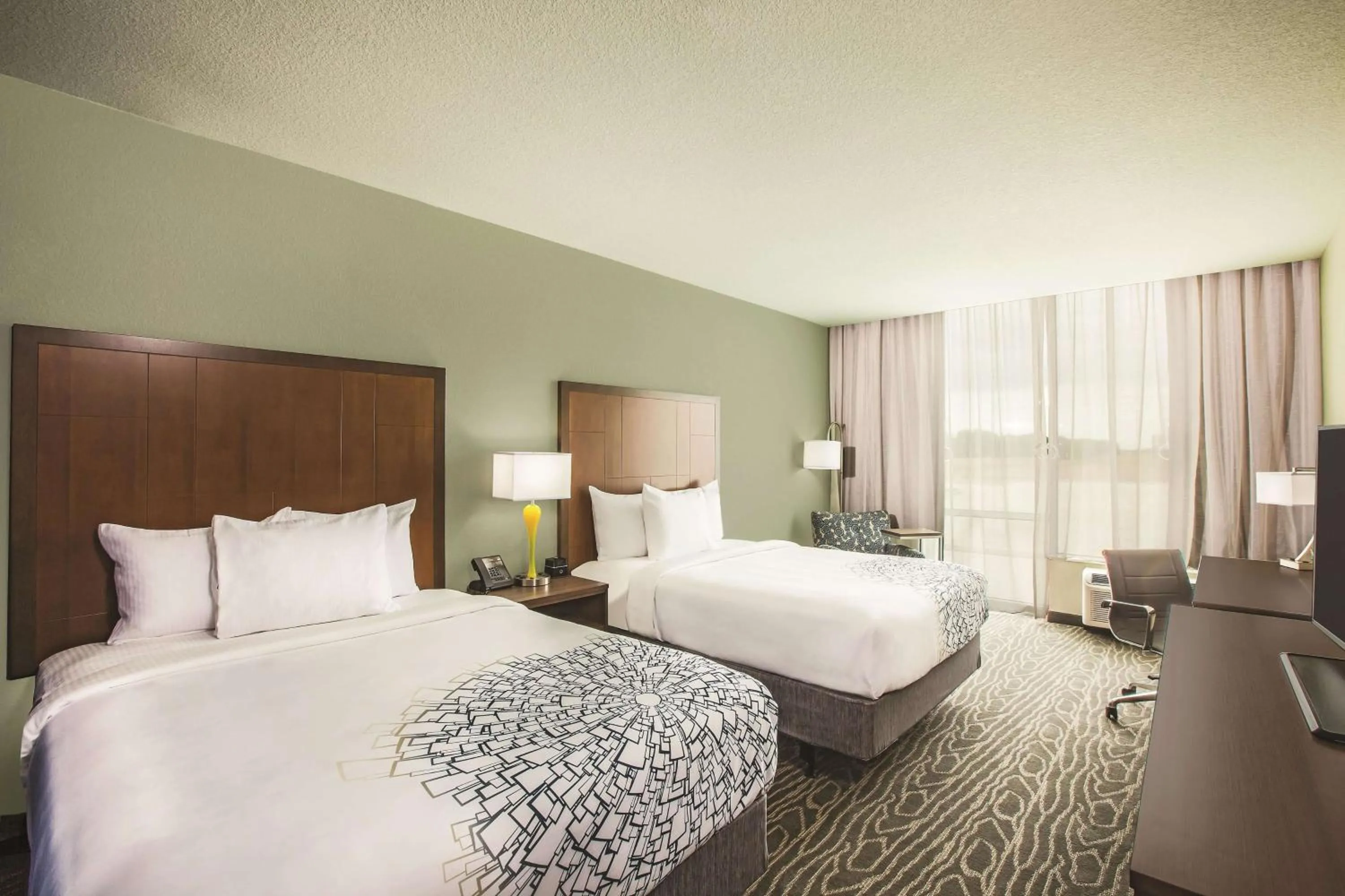 Photo of the whole room, Bed in La Quinta by Wyndham Wichita Northeast