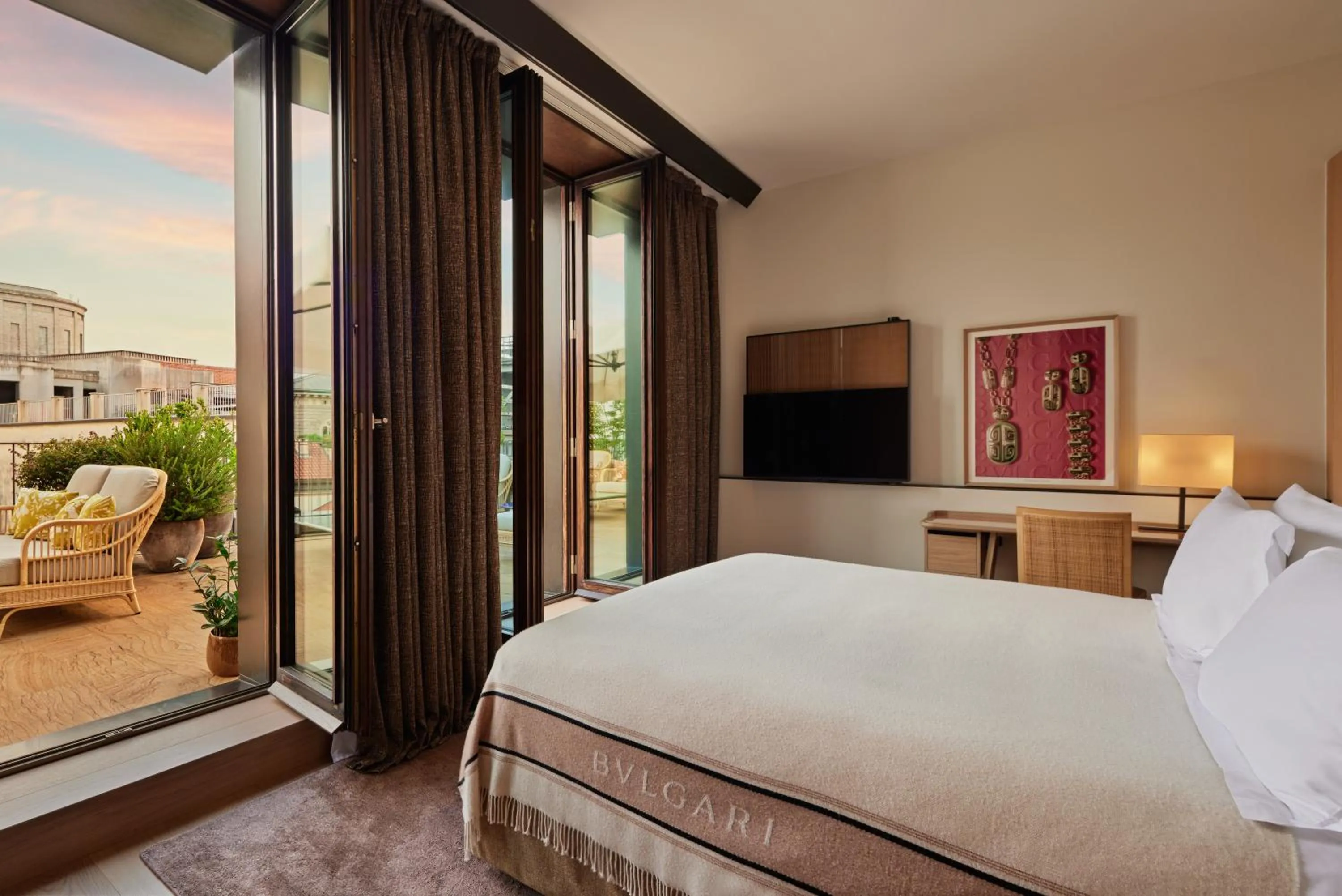 Balcony/Terrace, Bed in Bvlgari Hotel Milano