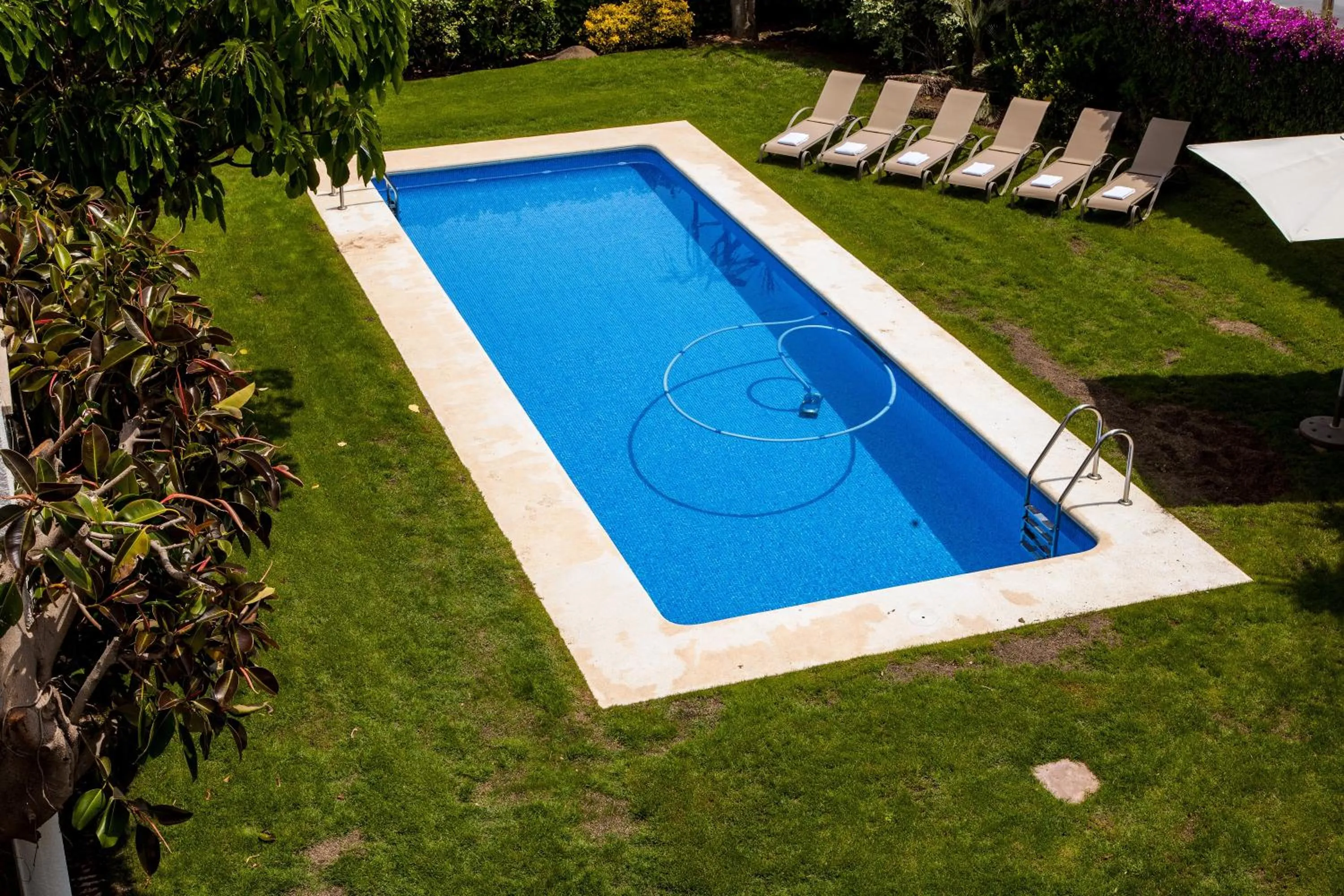 Day in Villa Sitges Tupinetti Beach at 1 min walk Amaizing Garden and View Center Sitges 5 minutes walk NO NEED CAR