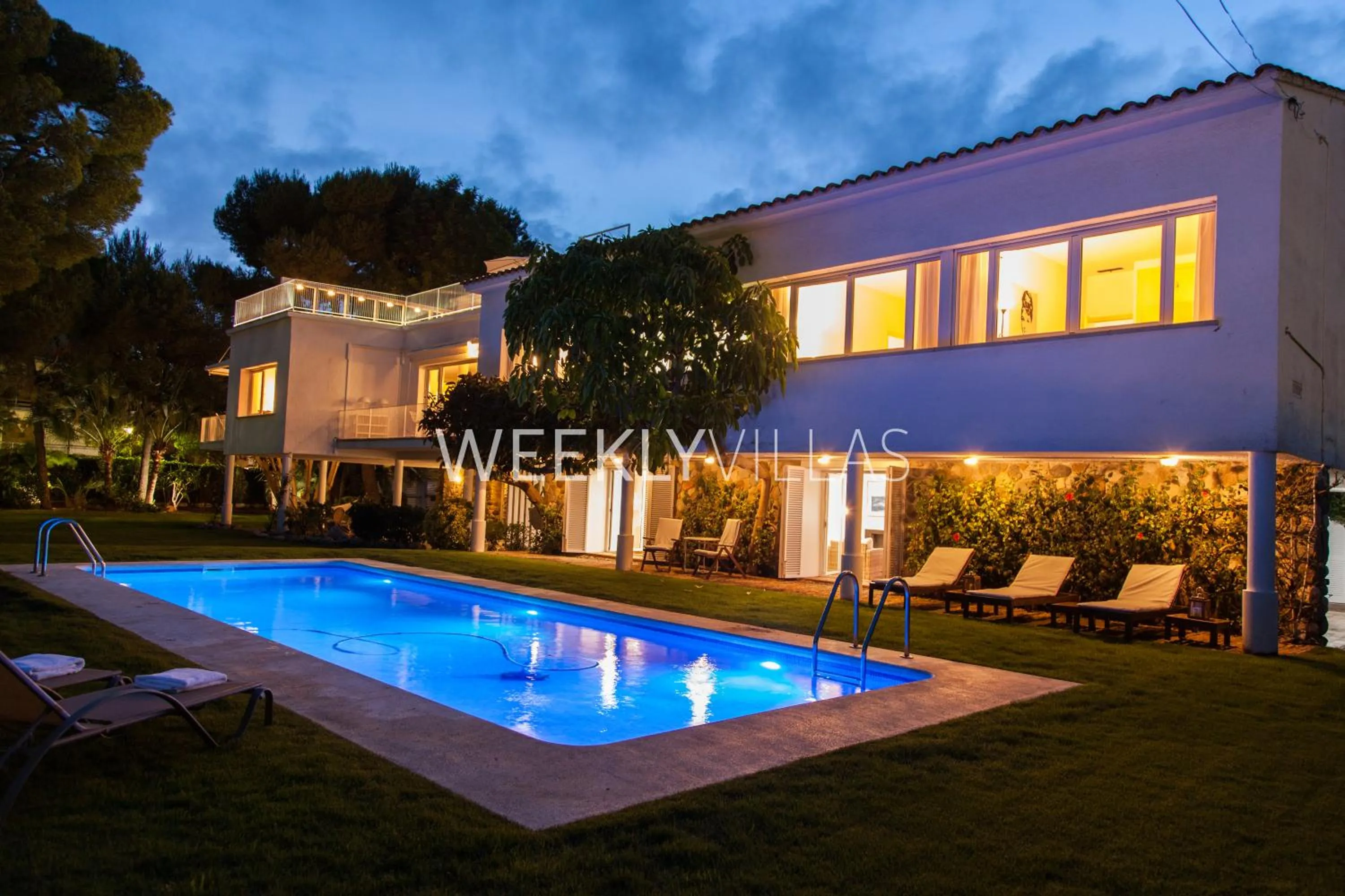 Swimming pool in Villa Sitges Tupinetti Beach at 1 min walk Amaizing Garden and View Center Sitges 5 minutes walk NO NEED CAR