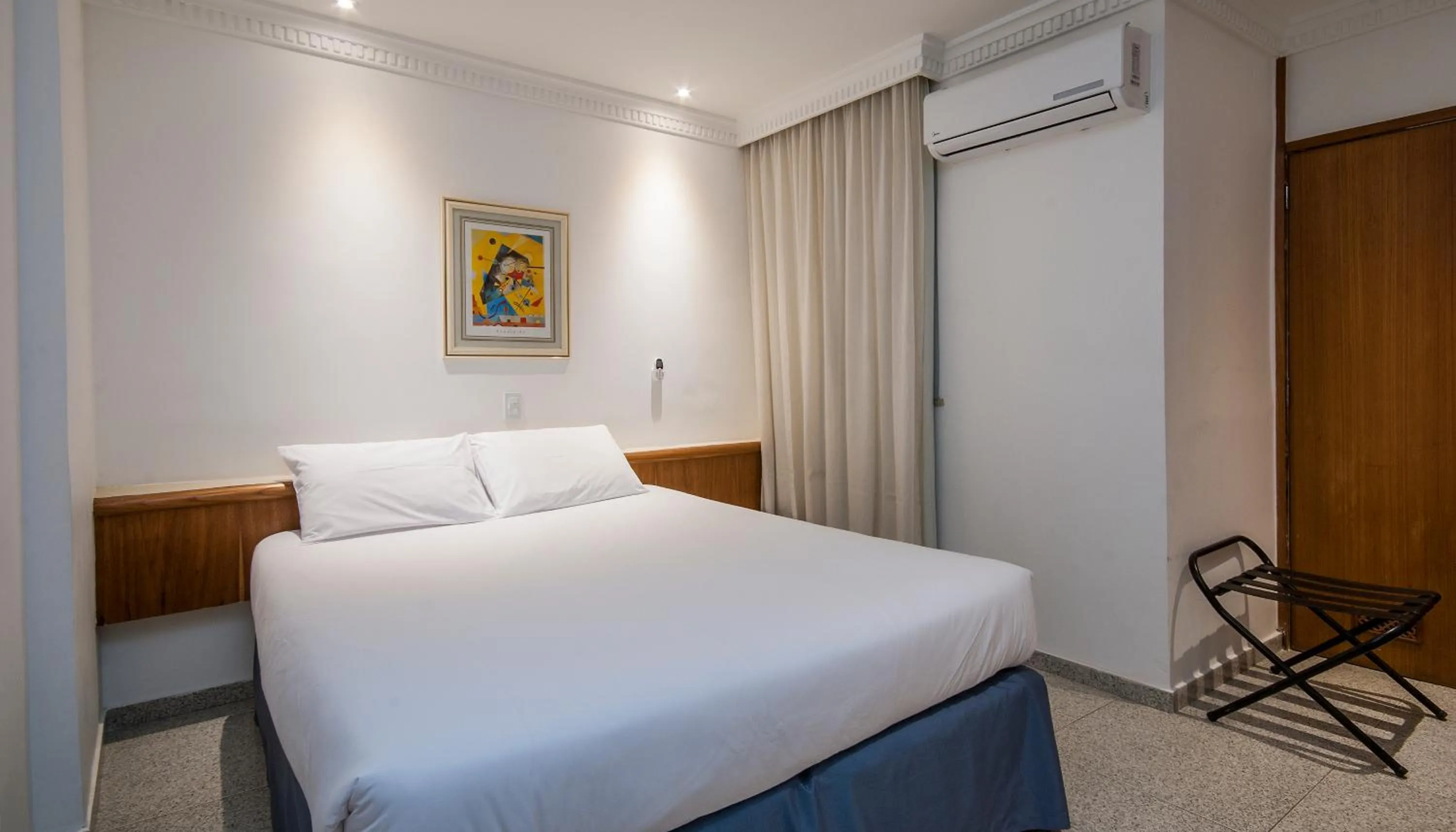 Inner courtyard view, Bed in Hotel Bandeirantes