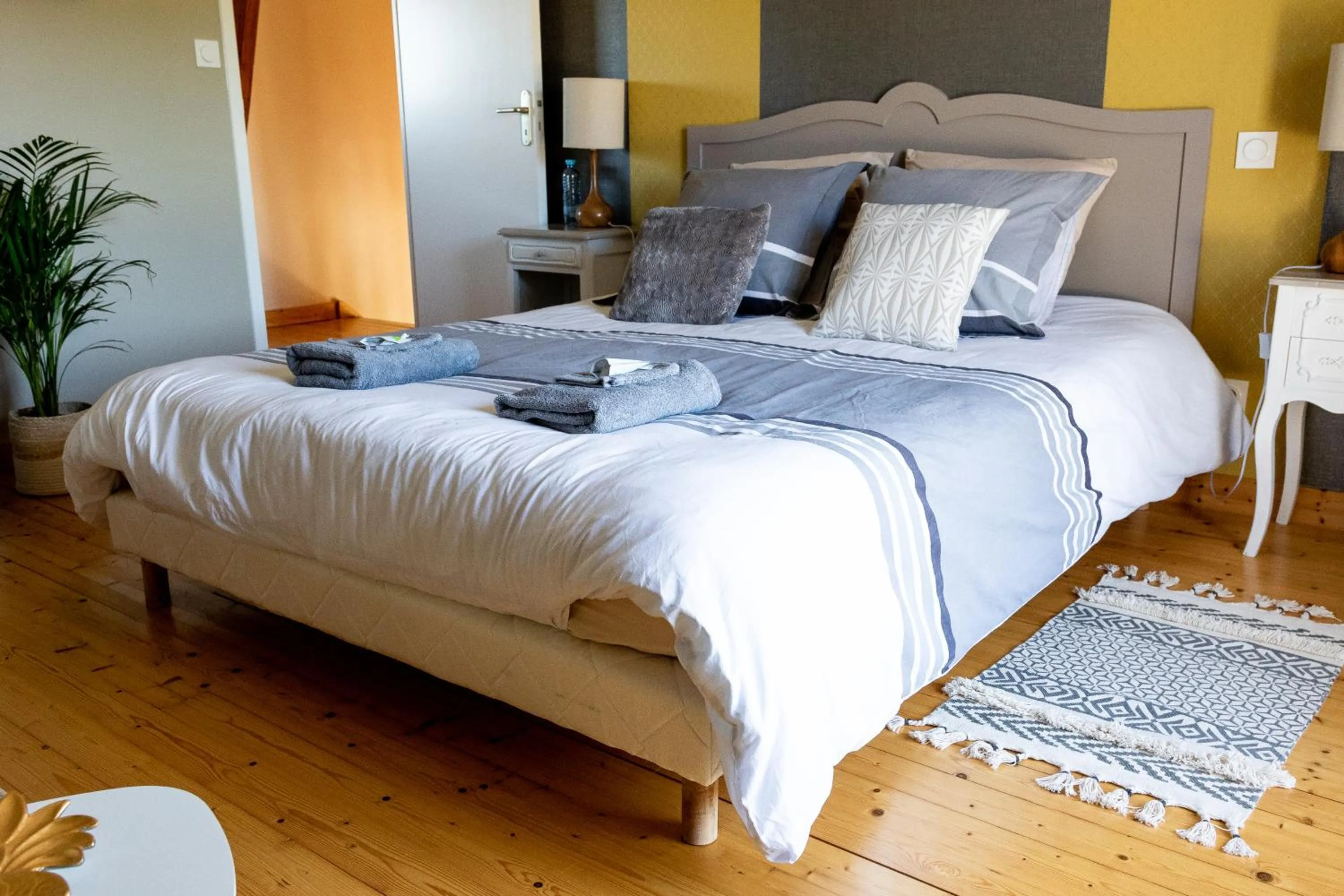 Photo of the whole room, Bed in Mon Pré Vert