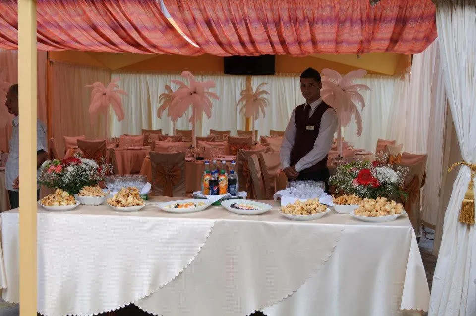 Restaurant/places to eat in Hotel Regal