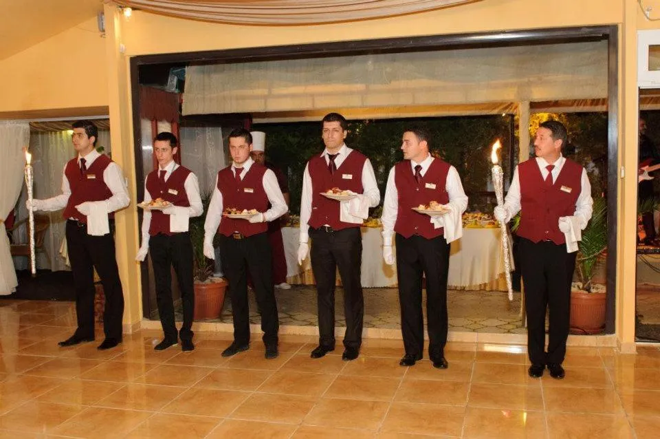 Restaurant/places to eat in Hotel Regal