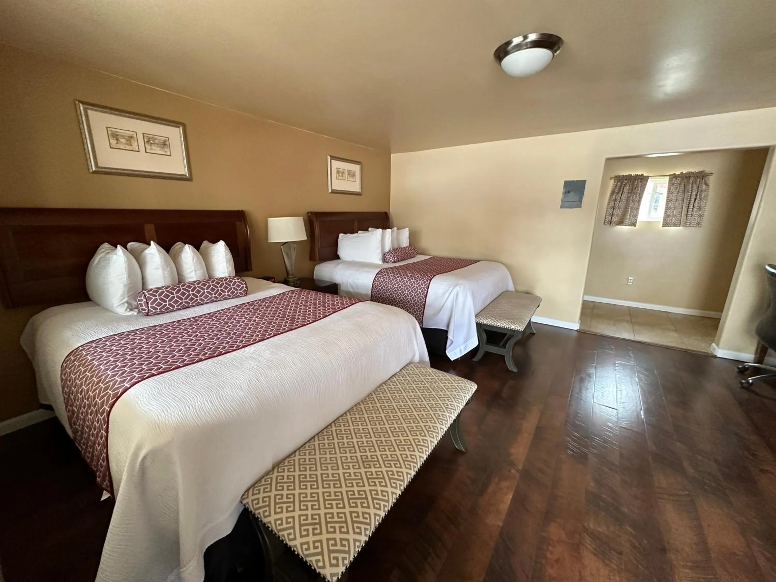 Bedroom, Bed in Abram Inn & Suites