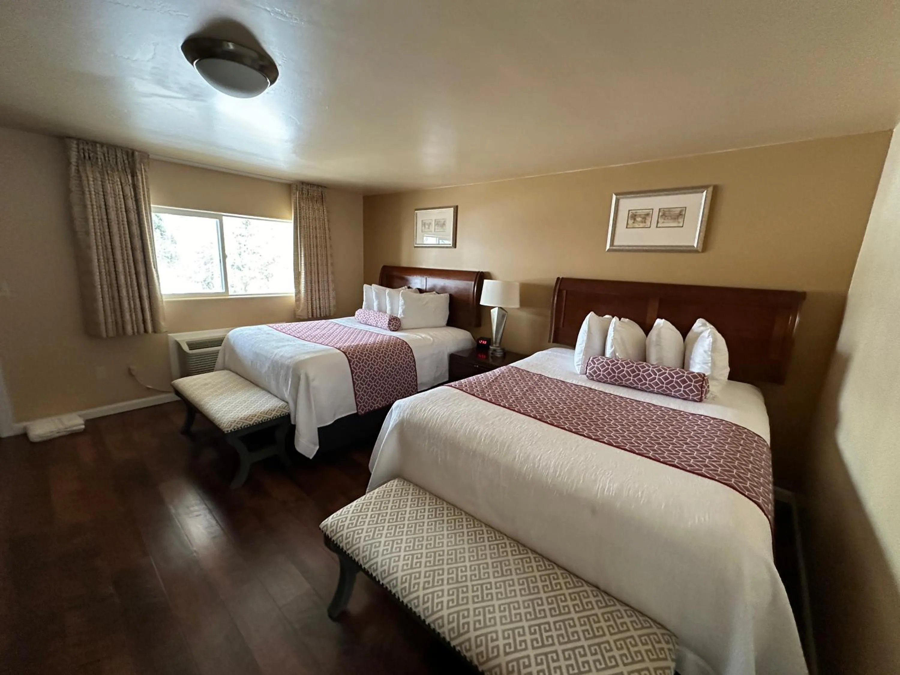 Bedroom, Bed in Abram Inn & Suites