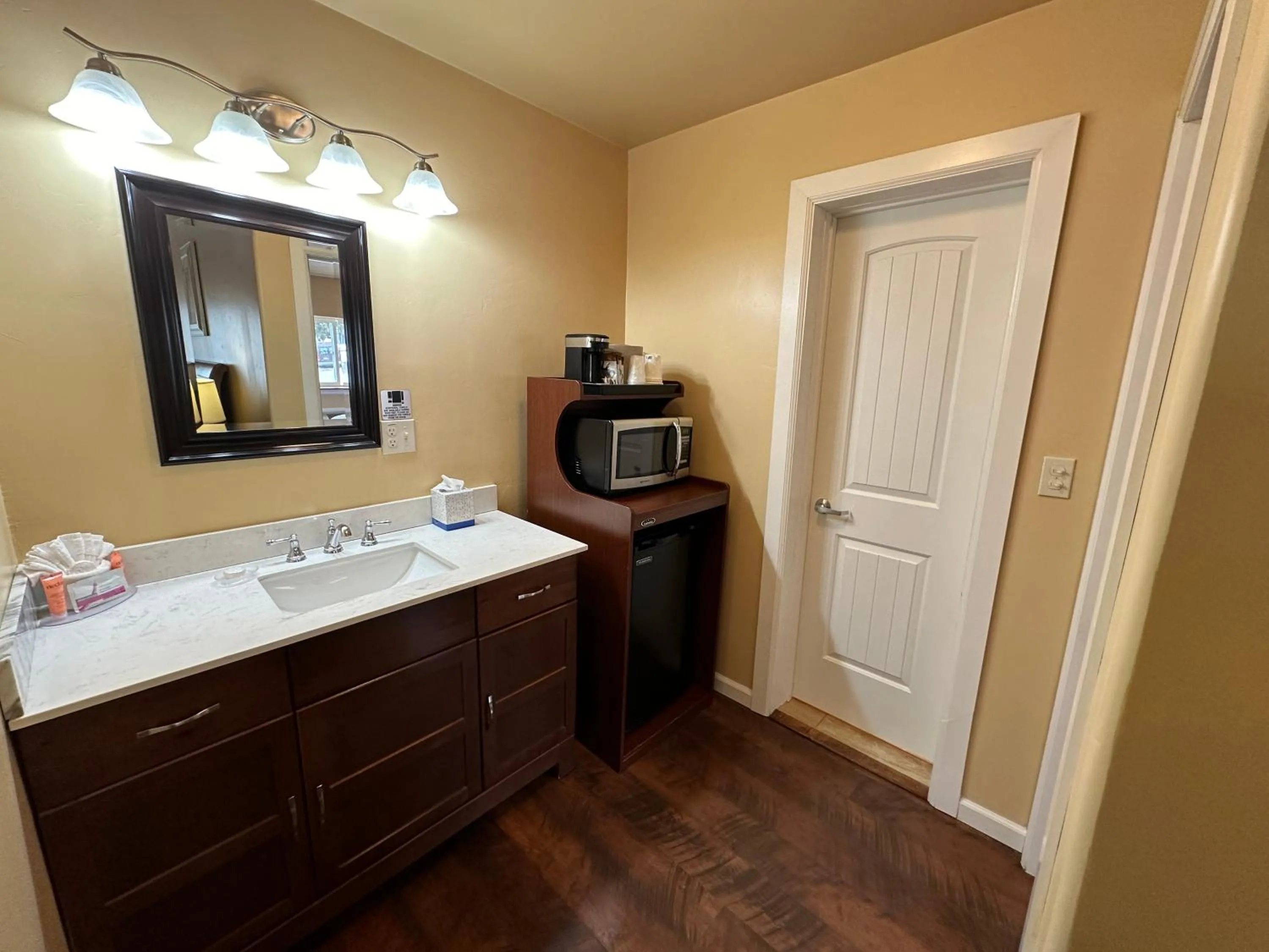 minibar in Abram Inn & Suites