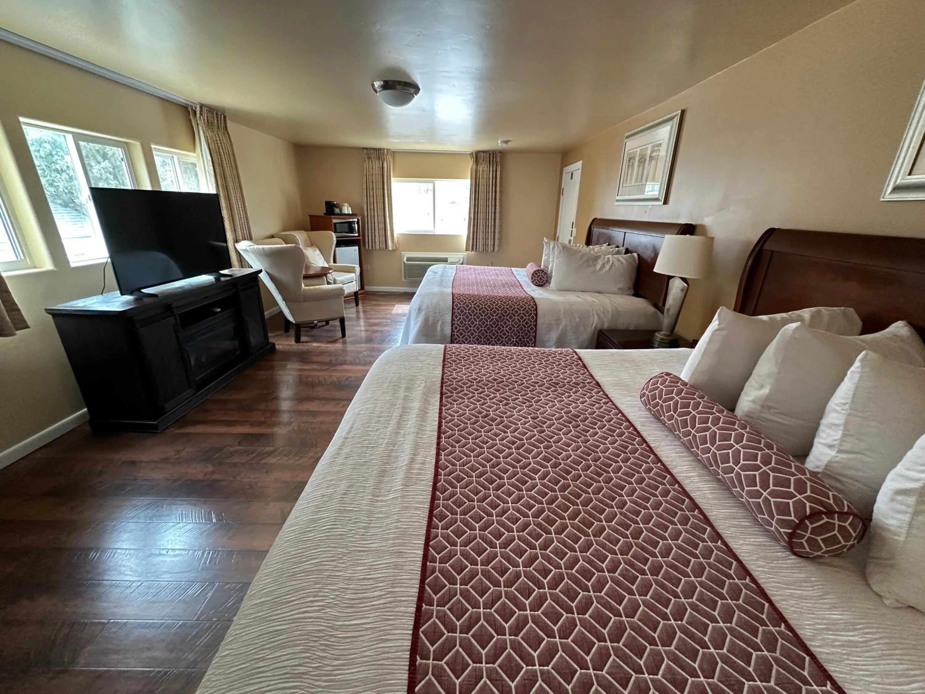 Bedroom, Bed in Abram Inn & Suites