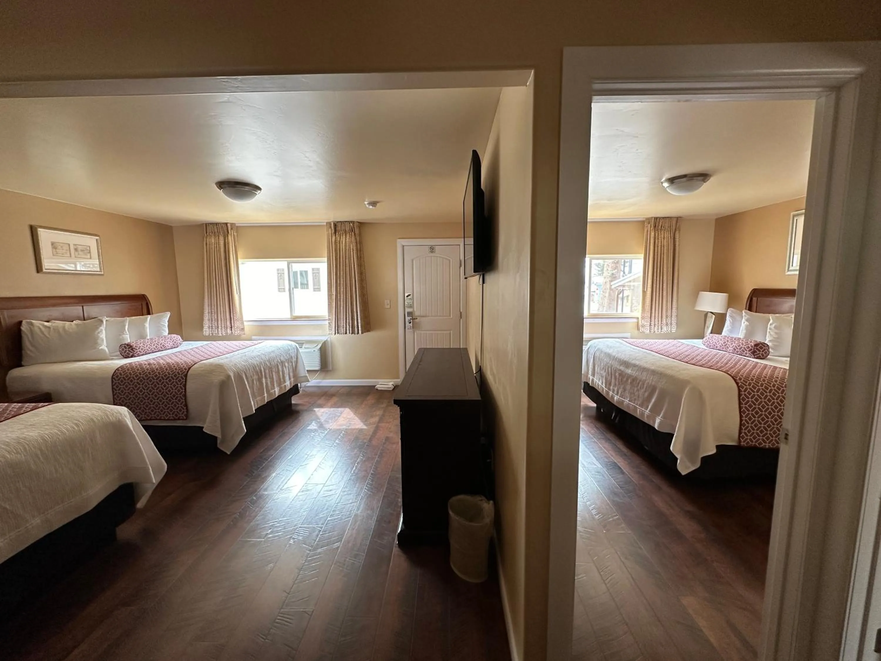 Photo of the whole room, Bed in Abram Inn & Suites