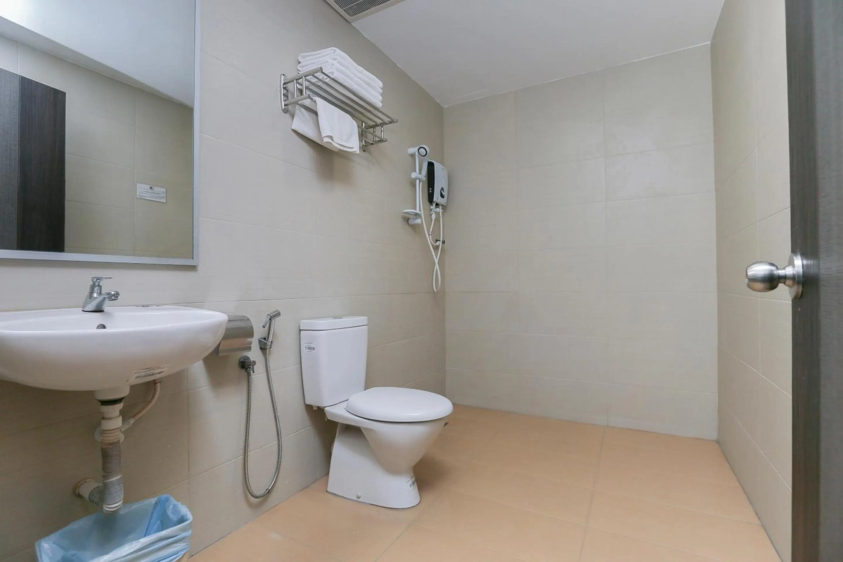 Bathroom in OYO 89915 East Mount Hotel