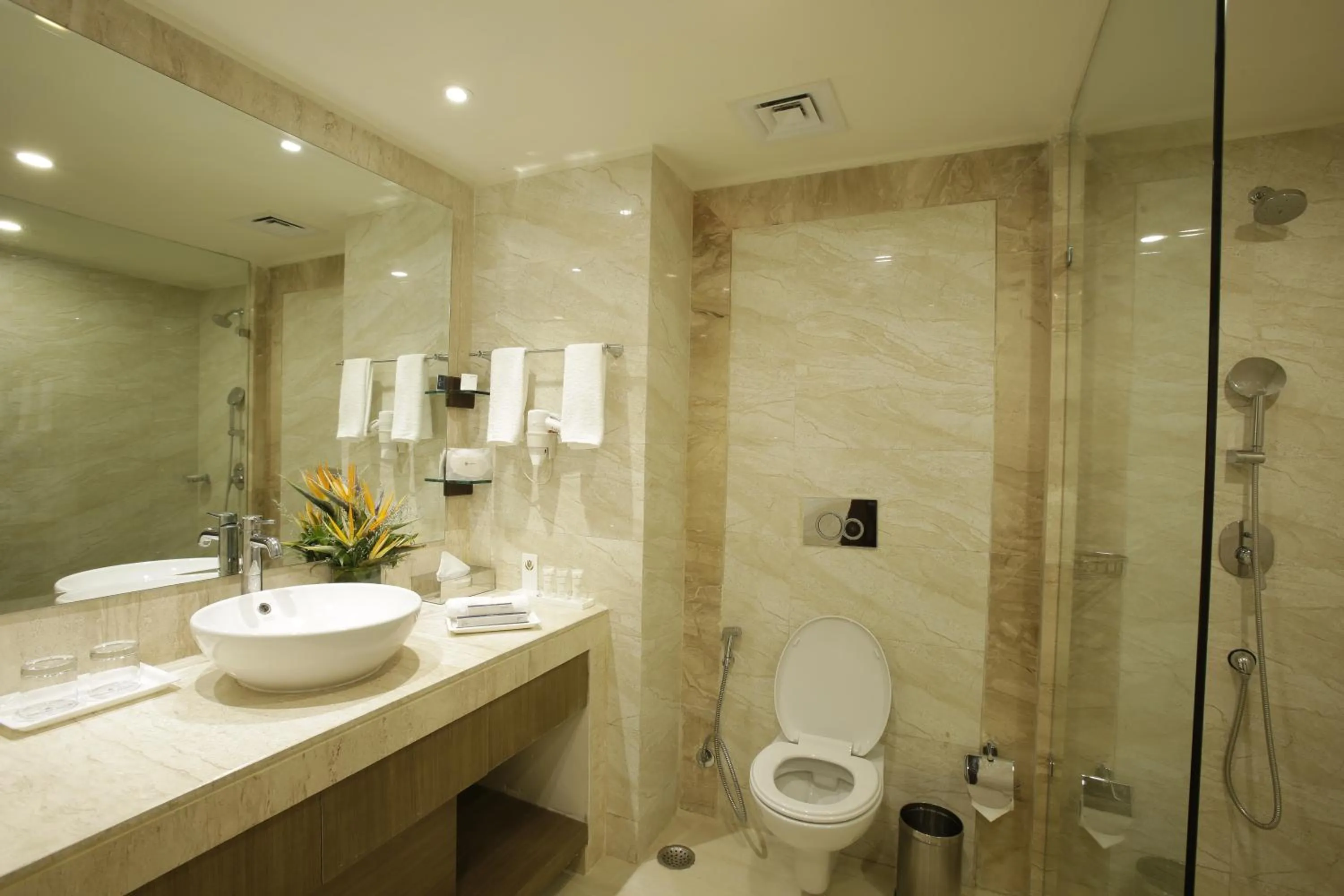 Shower in Golden Suites Gurgaon Inde Hotels