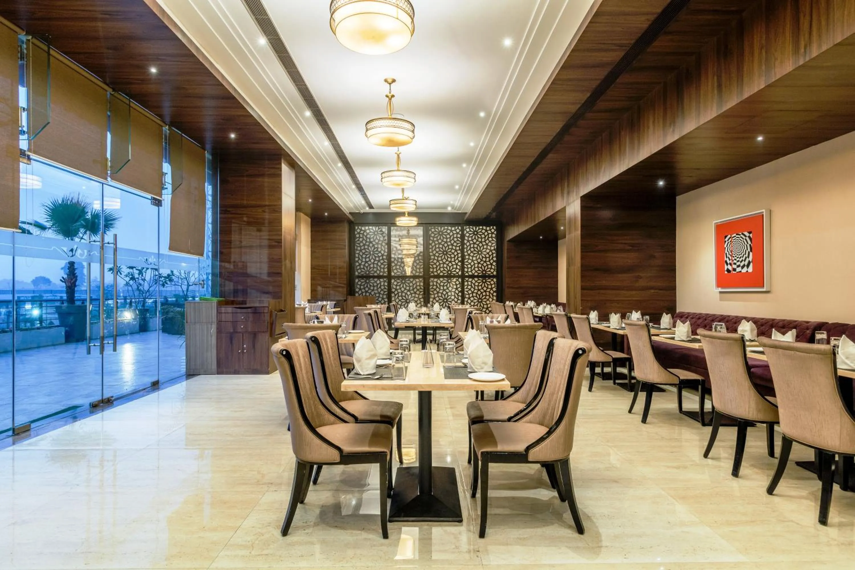 Restaurant/places to eat in Golden Suites Gurgaon Inde Hotels