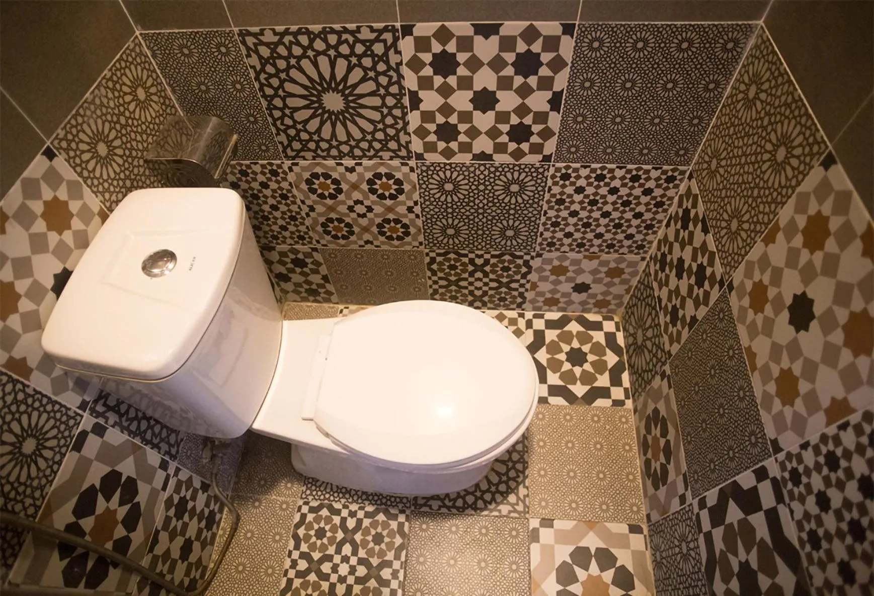 Toilet in Kon-Tiki DaNang Hostel