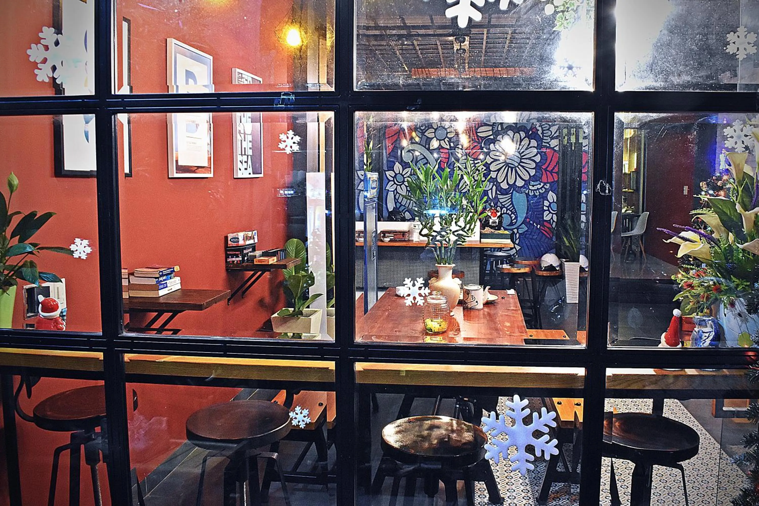 Communal lounge/ TV room in Kon-Tiki DaNang Hostel