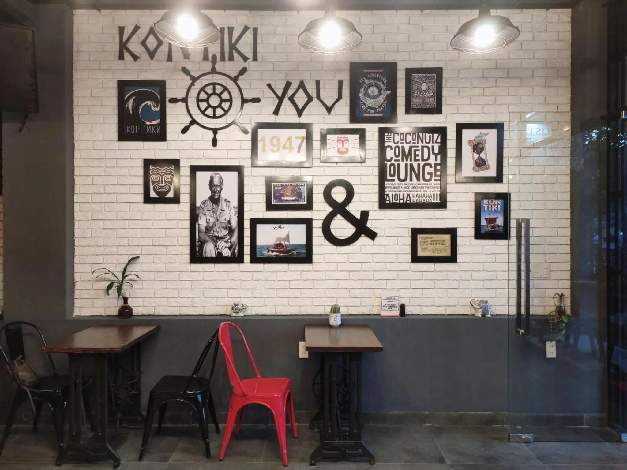 Communal lounge/ TV room in Kon-Tiki DaNang Hostel