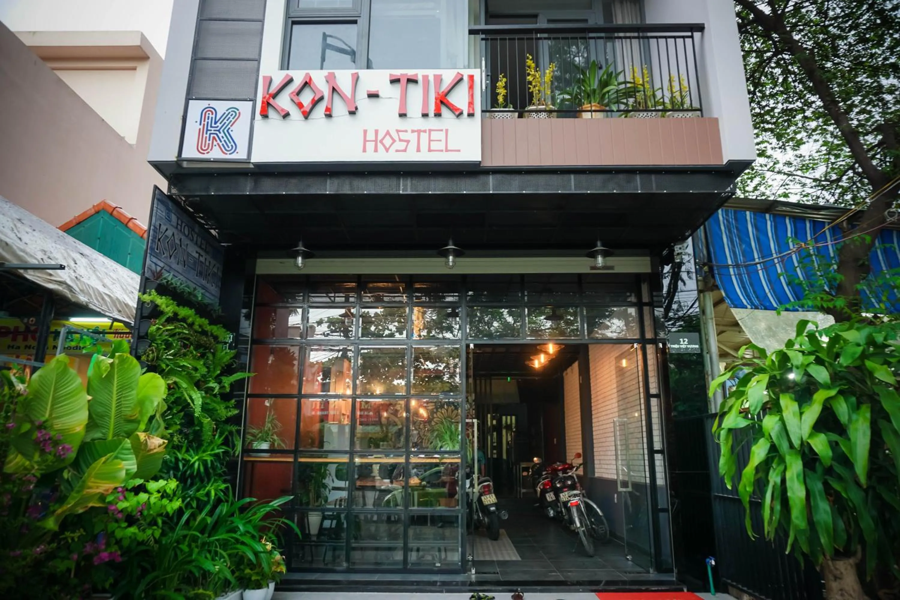 Facade/entrance in Kon-Tiki DaNang Hostel