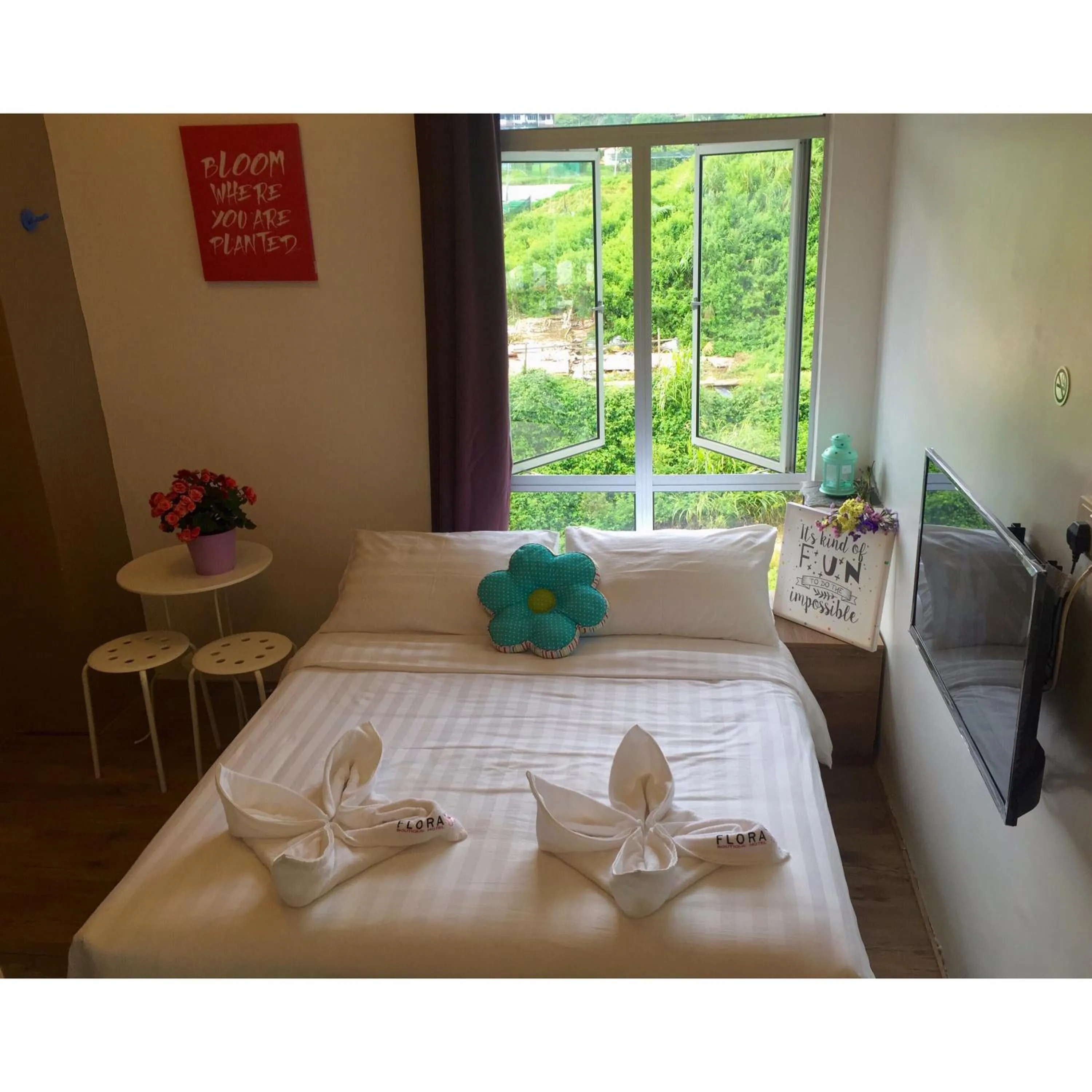 Bathroom, Bed in Hotel Flora Plus