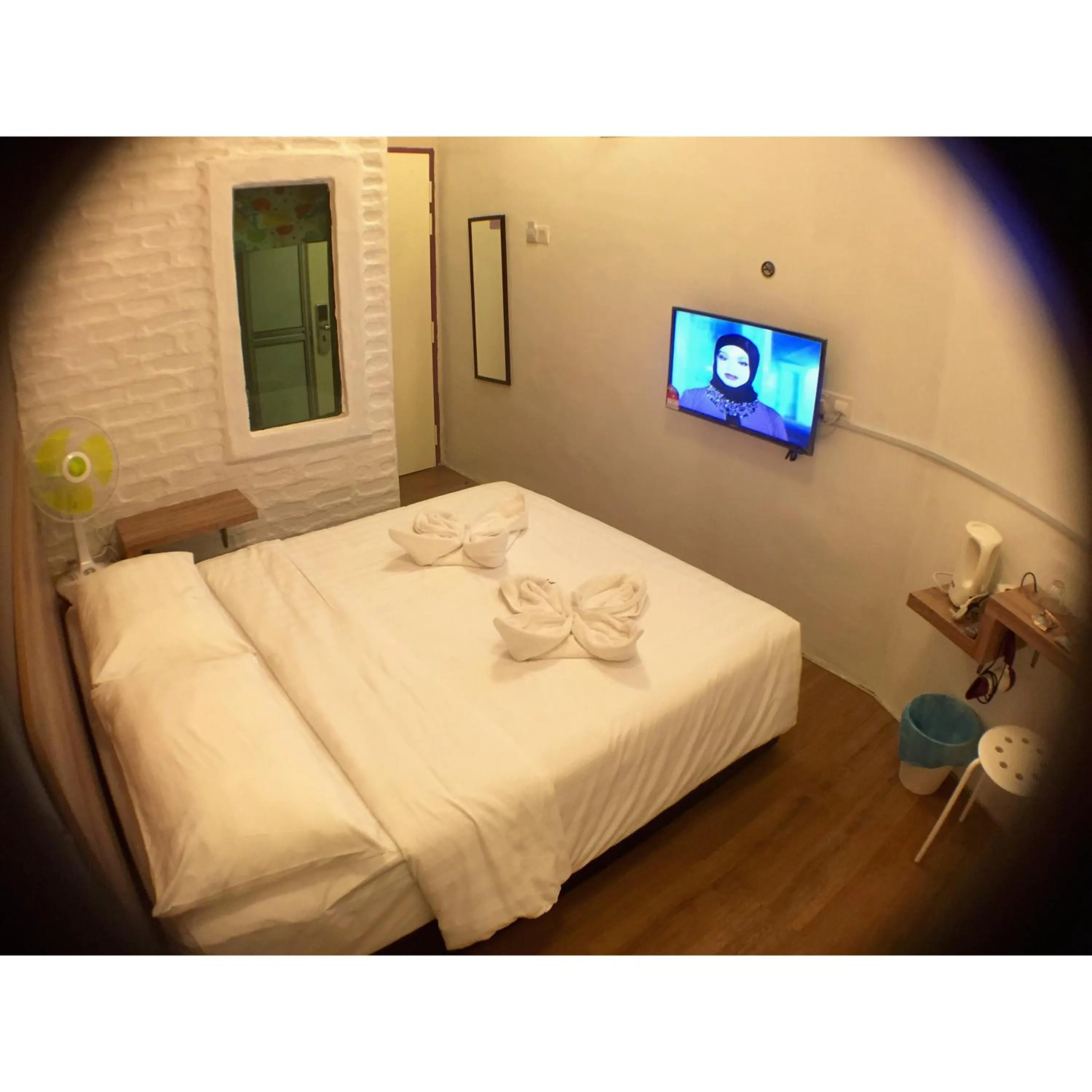 Bathroom, Bed in Hotel Flora Plus