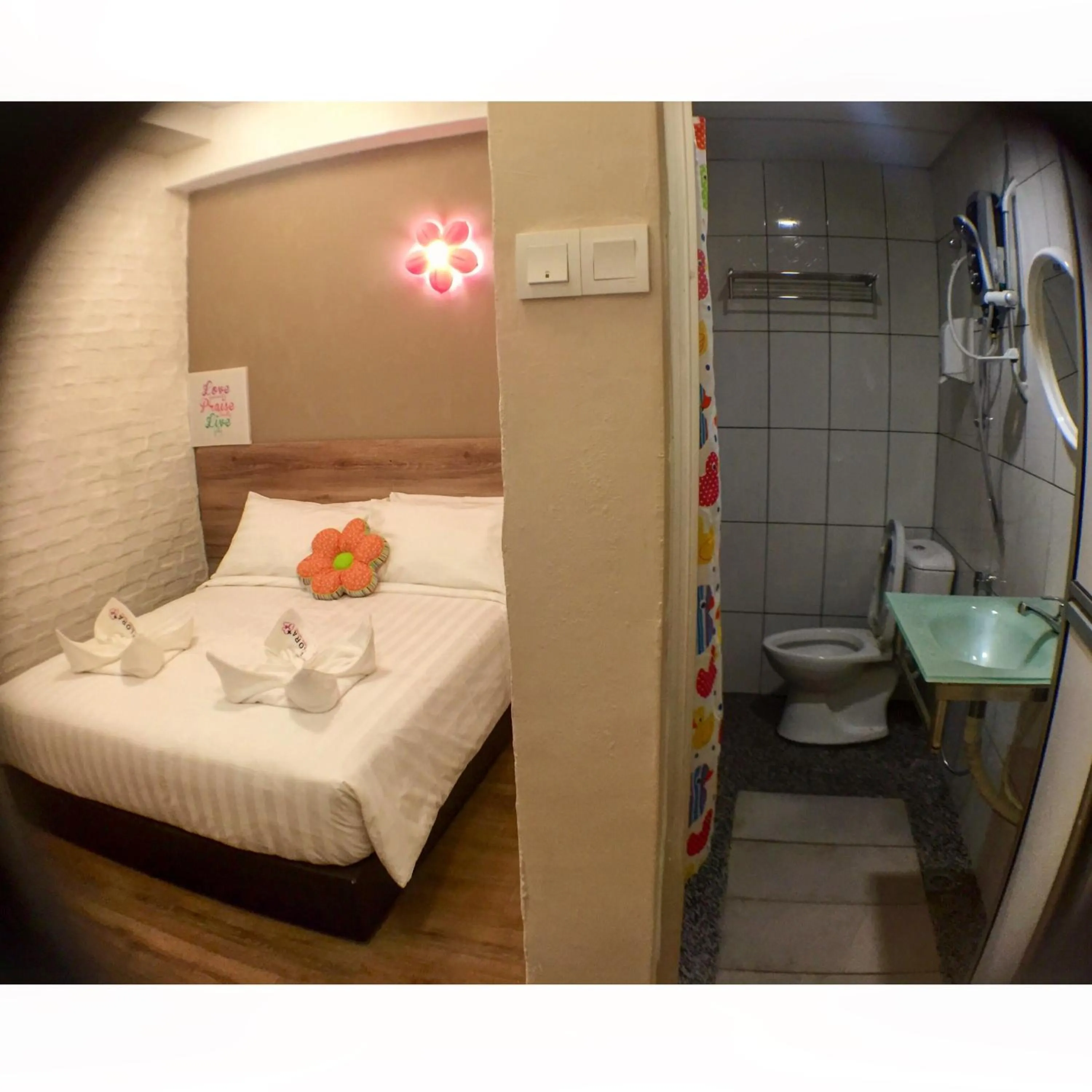 Shower, Bed in Hotel Flora Plus