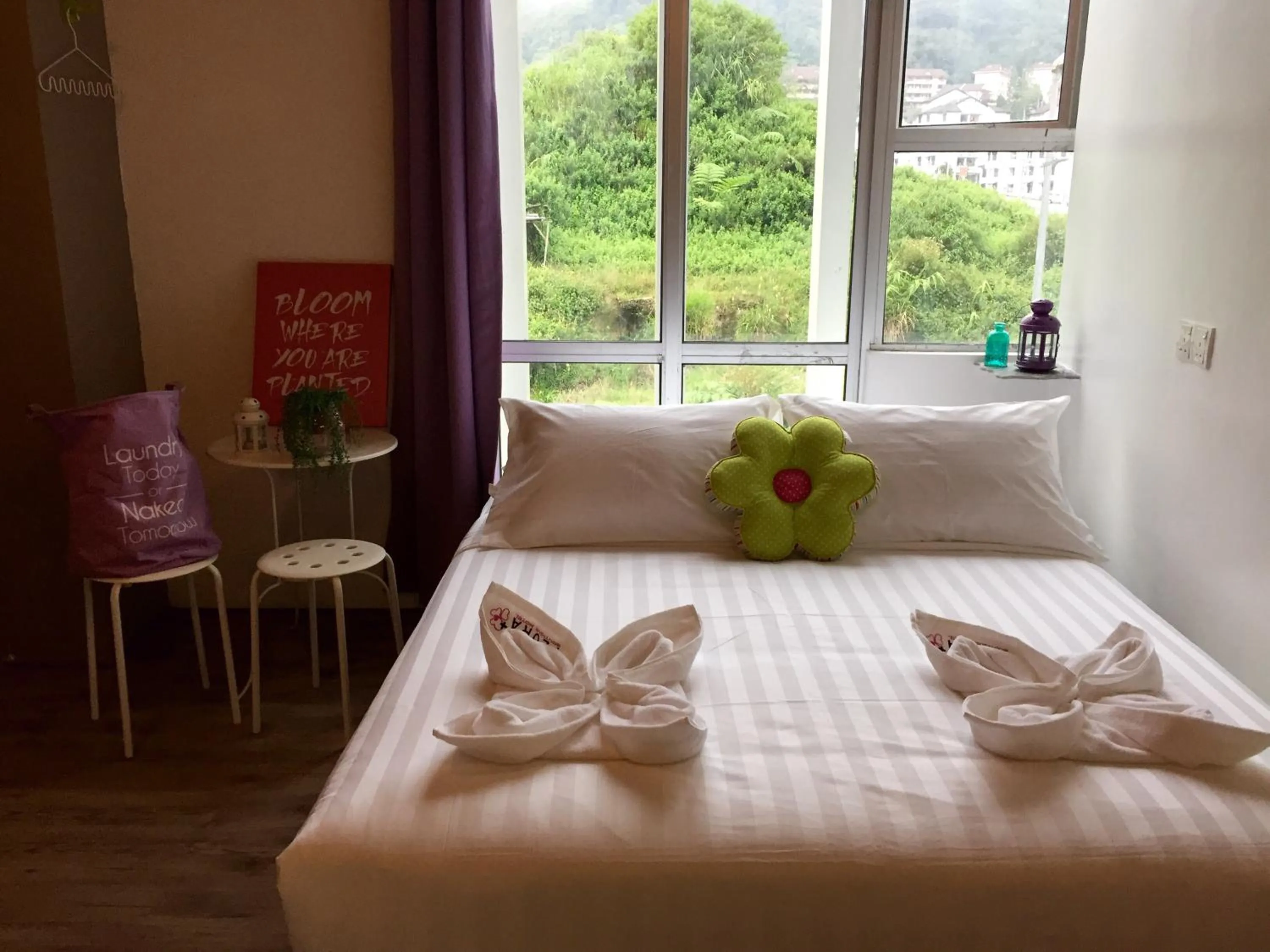 Shower, Bed in Hotel Flora Plus