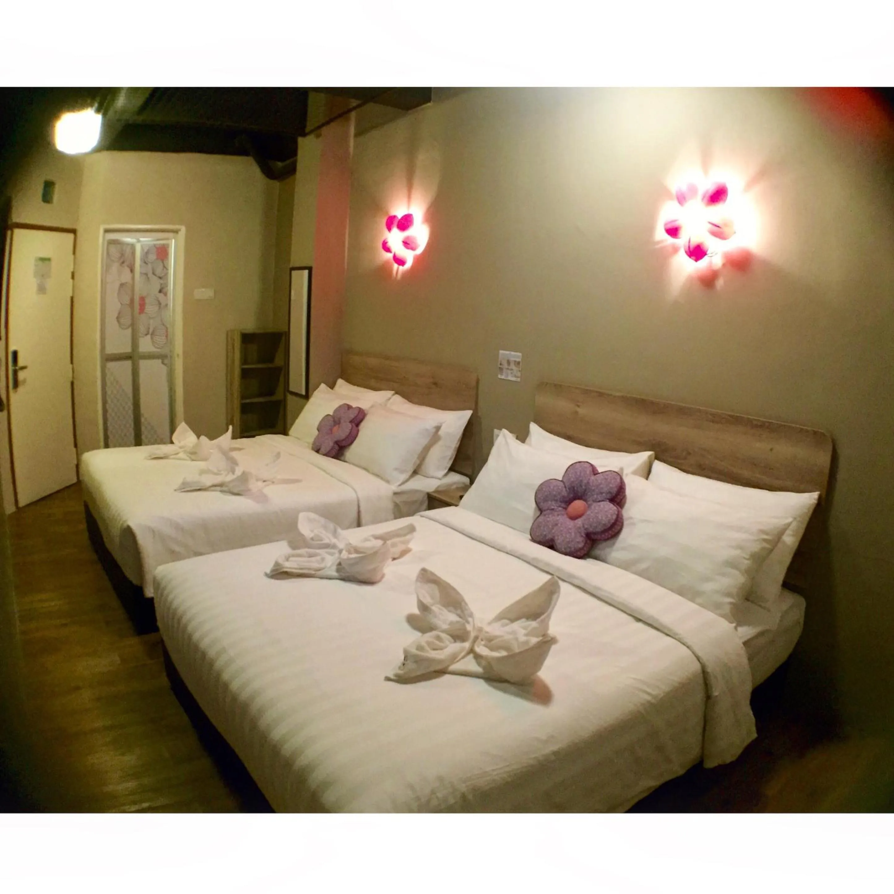 Shower, Bed in Hotel Flora Plus