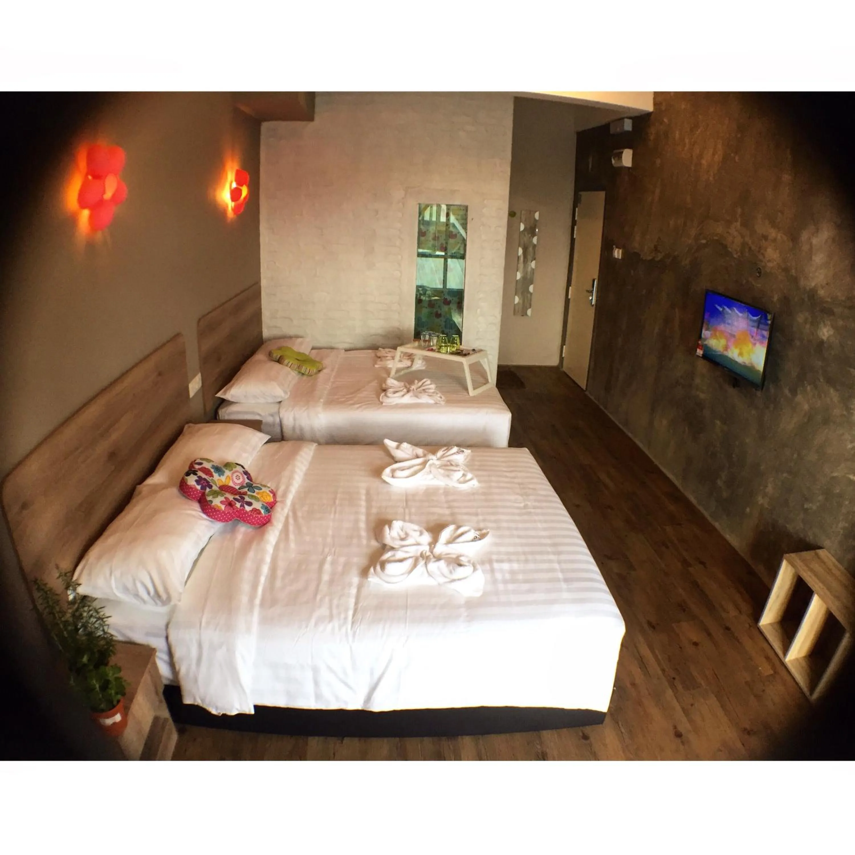 Bathroom, Bed in Hotel Flora Plus