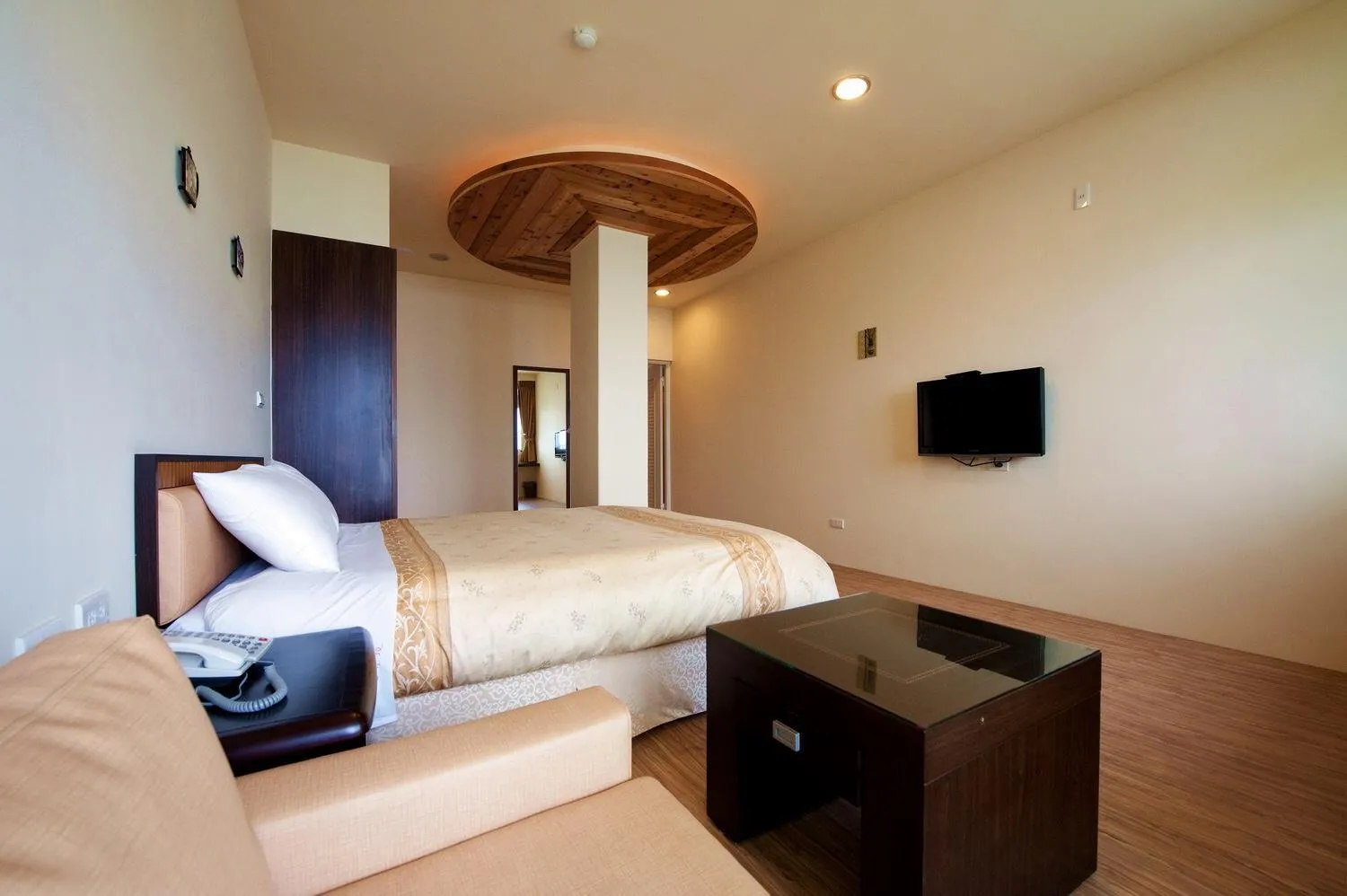 Photo of the whole room, Bed in Sunnydale B&B