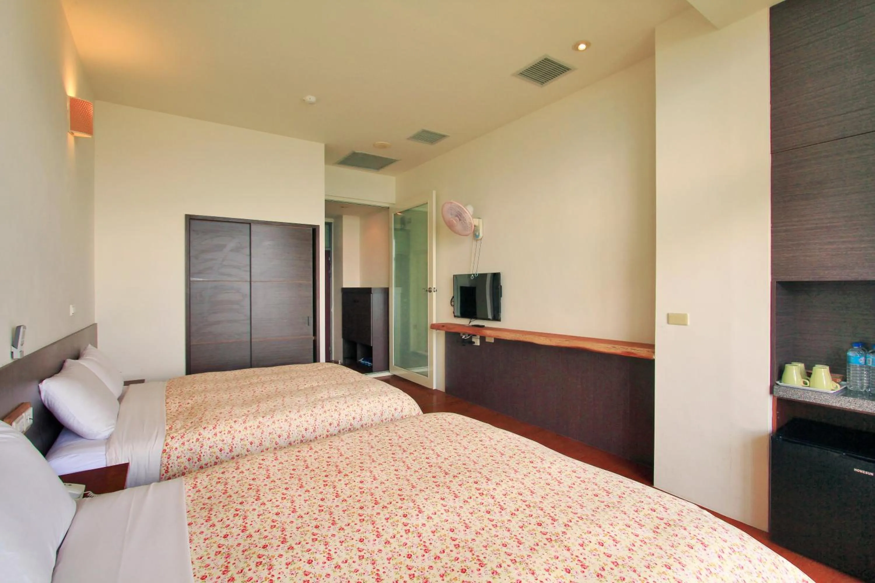 Photo of the whole room, Bed in Sunnydale B&B