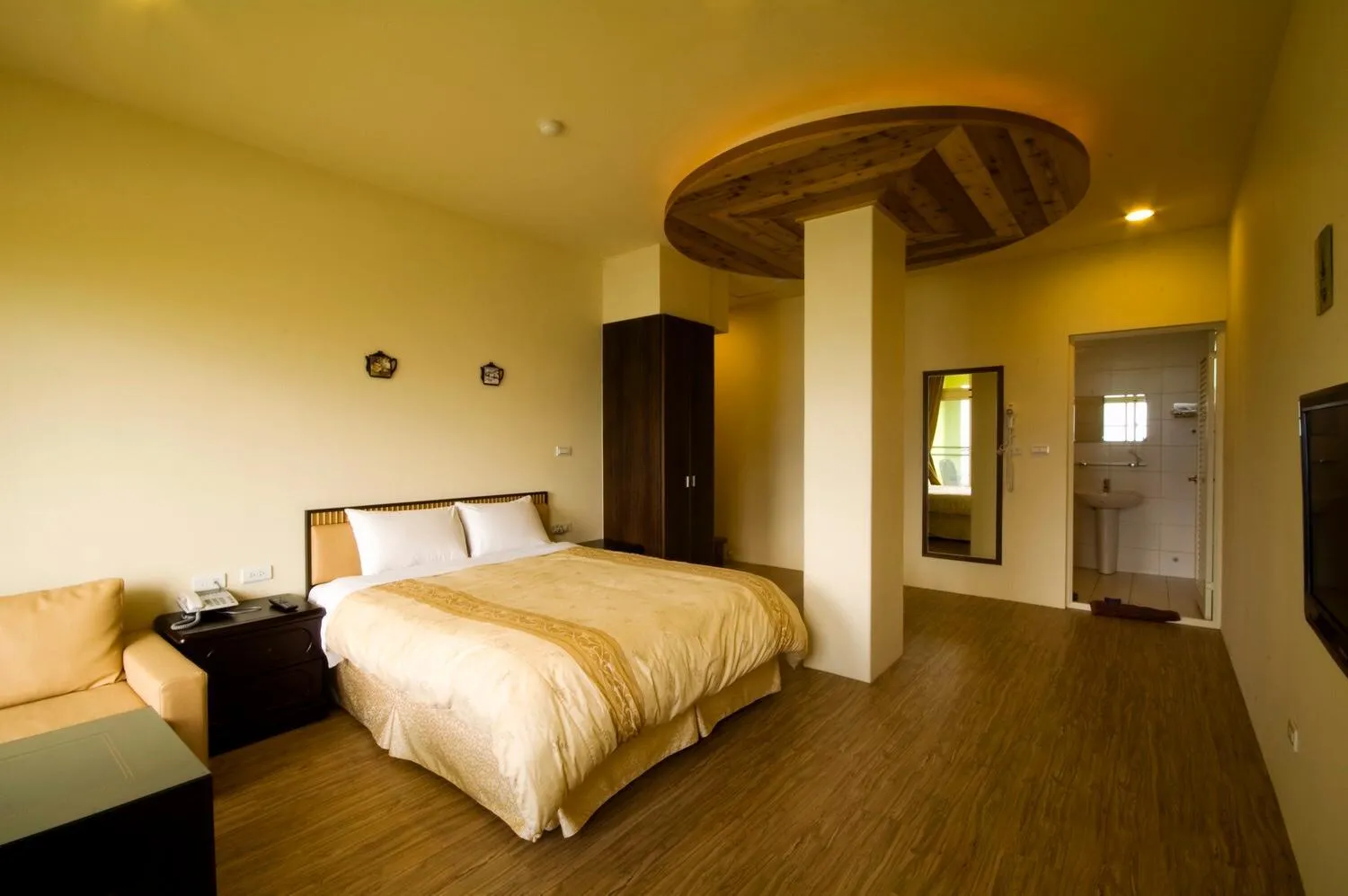 Photo of the whole room, Bed in Sunnydale B&B