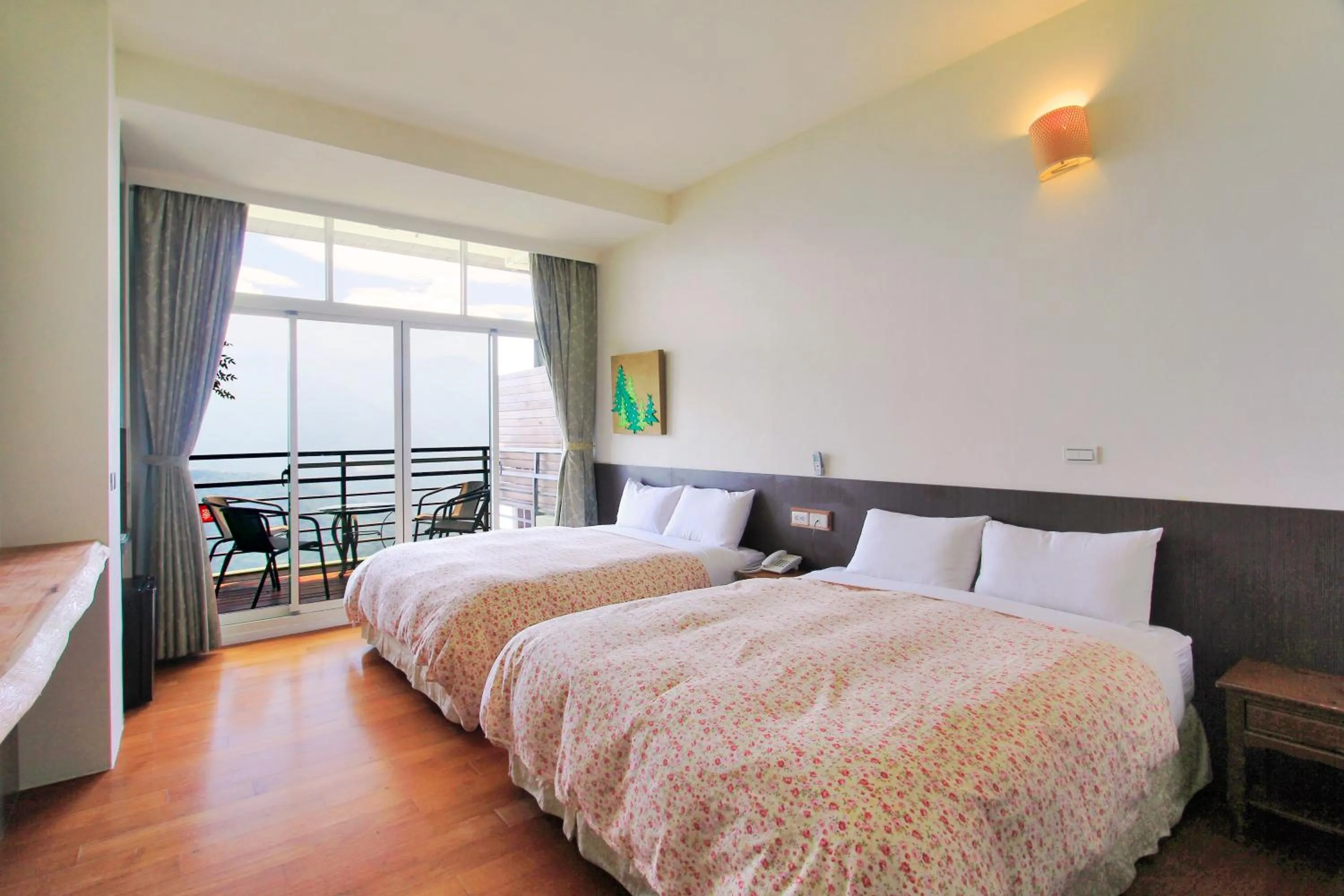 Photo of the whole room, Bed in Sunnydale B&B