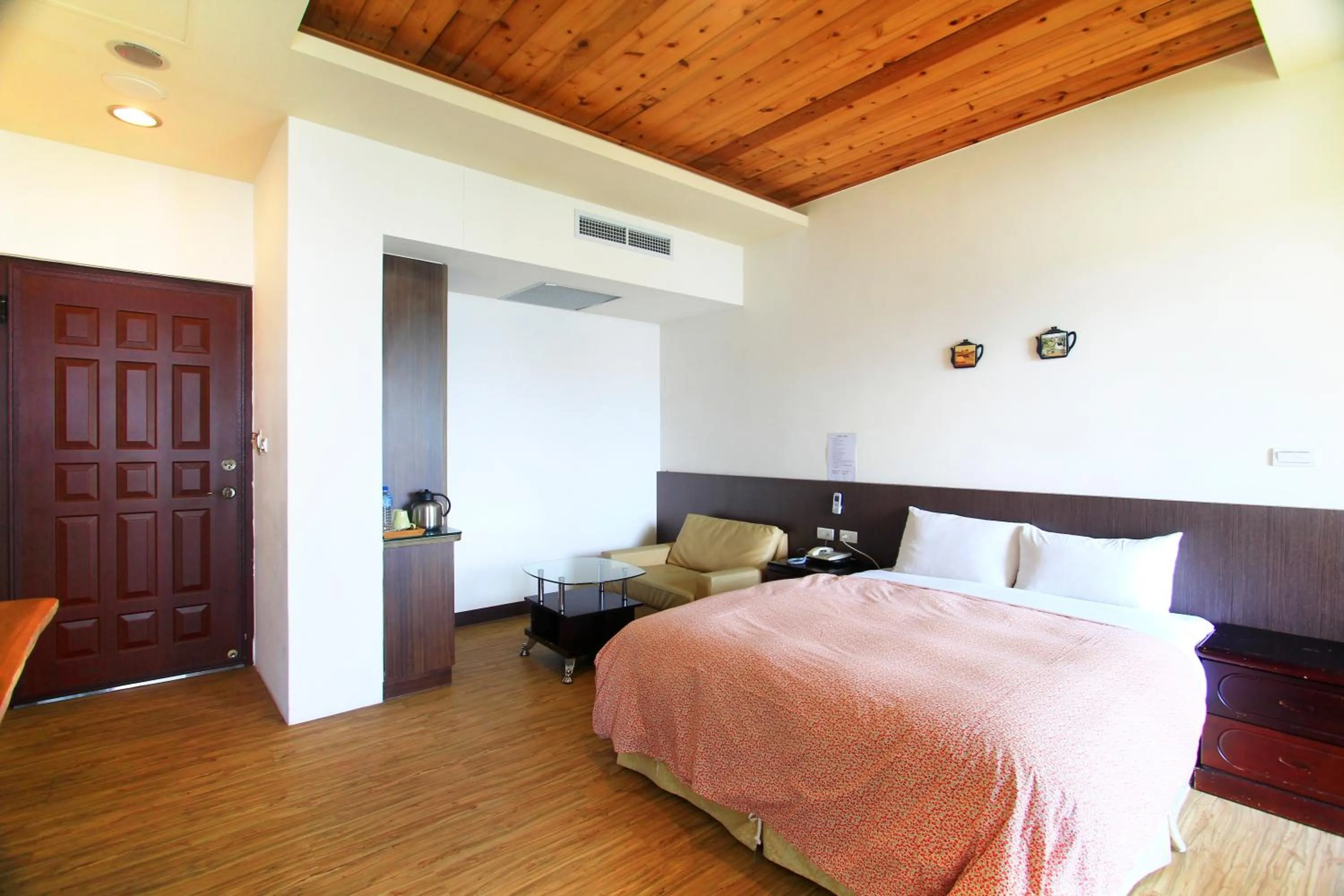 Photo of the whole room, Bed in Sunnydale B&B