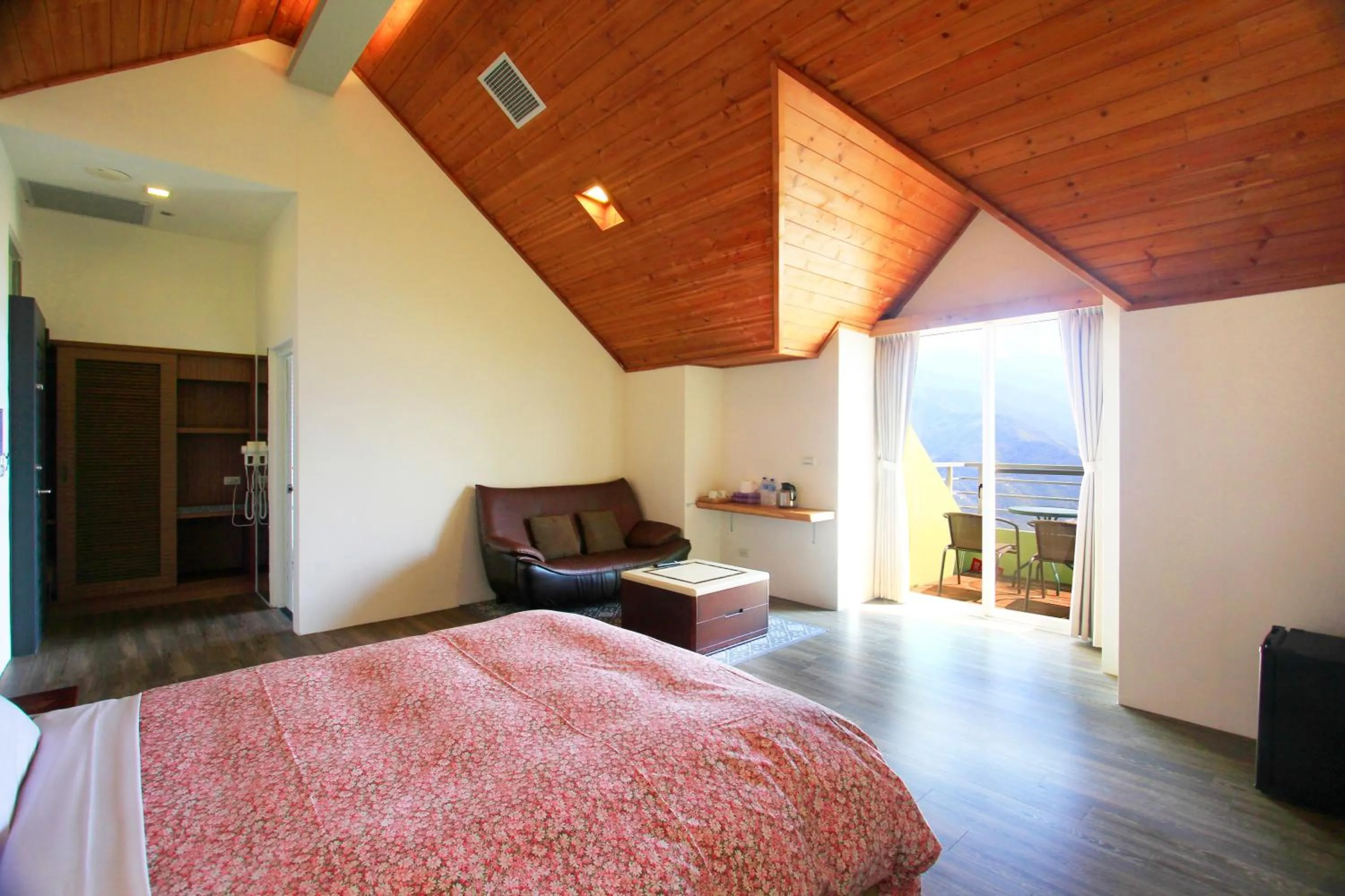 Photo of the whole room, Bed in Sunnydale B&B